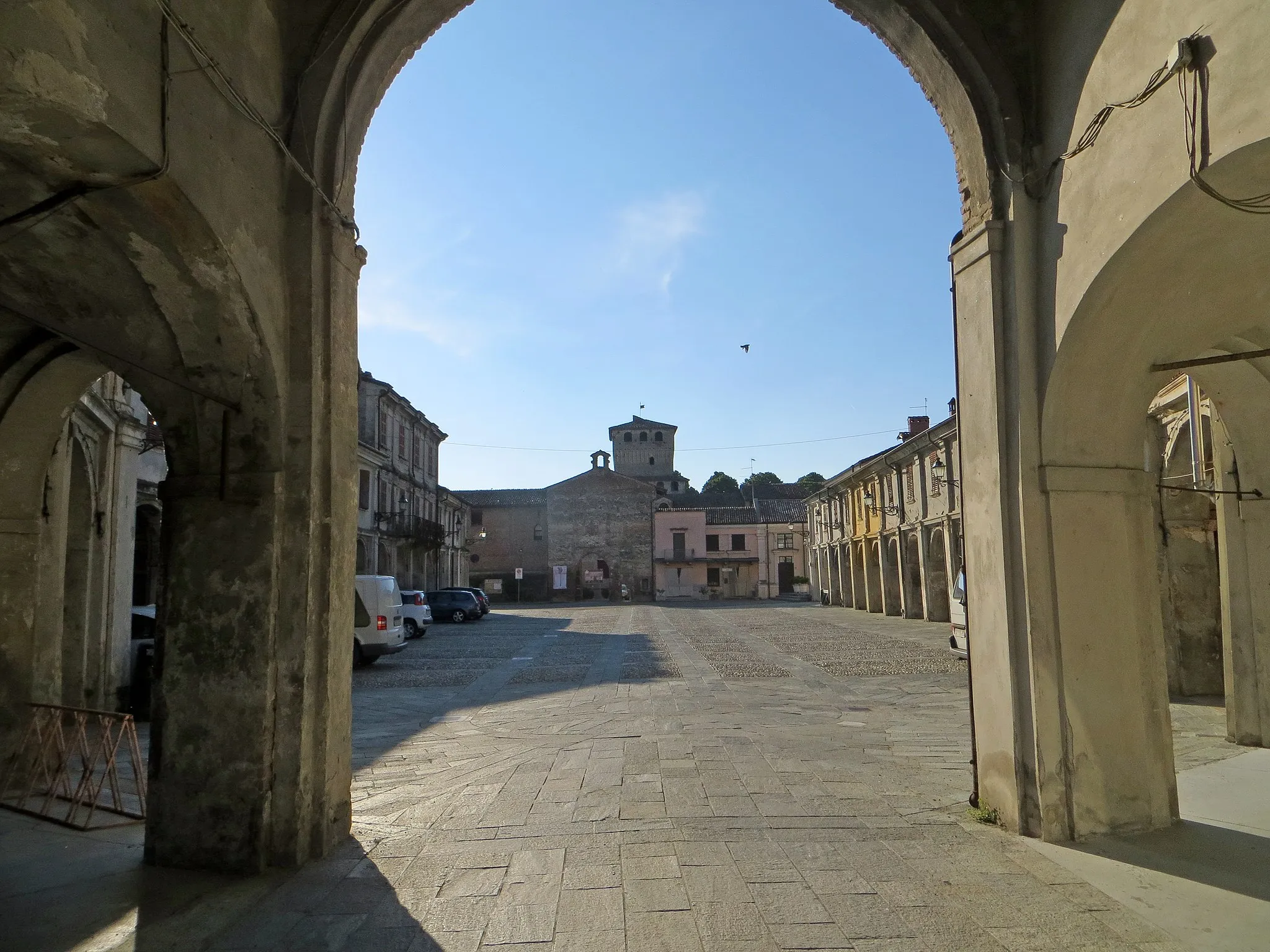 Photo showing: Piazza Minozzi (Roccabianca) - arco di accesso a est