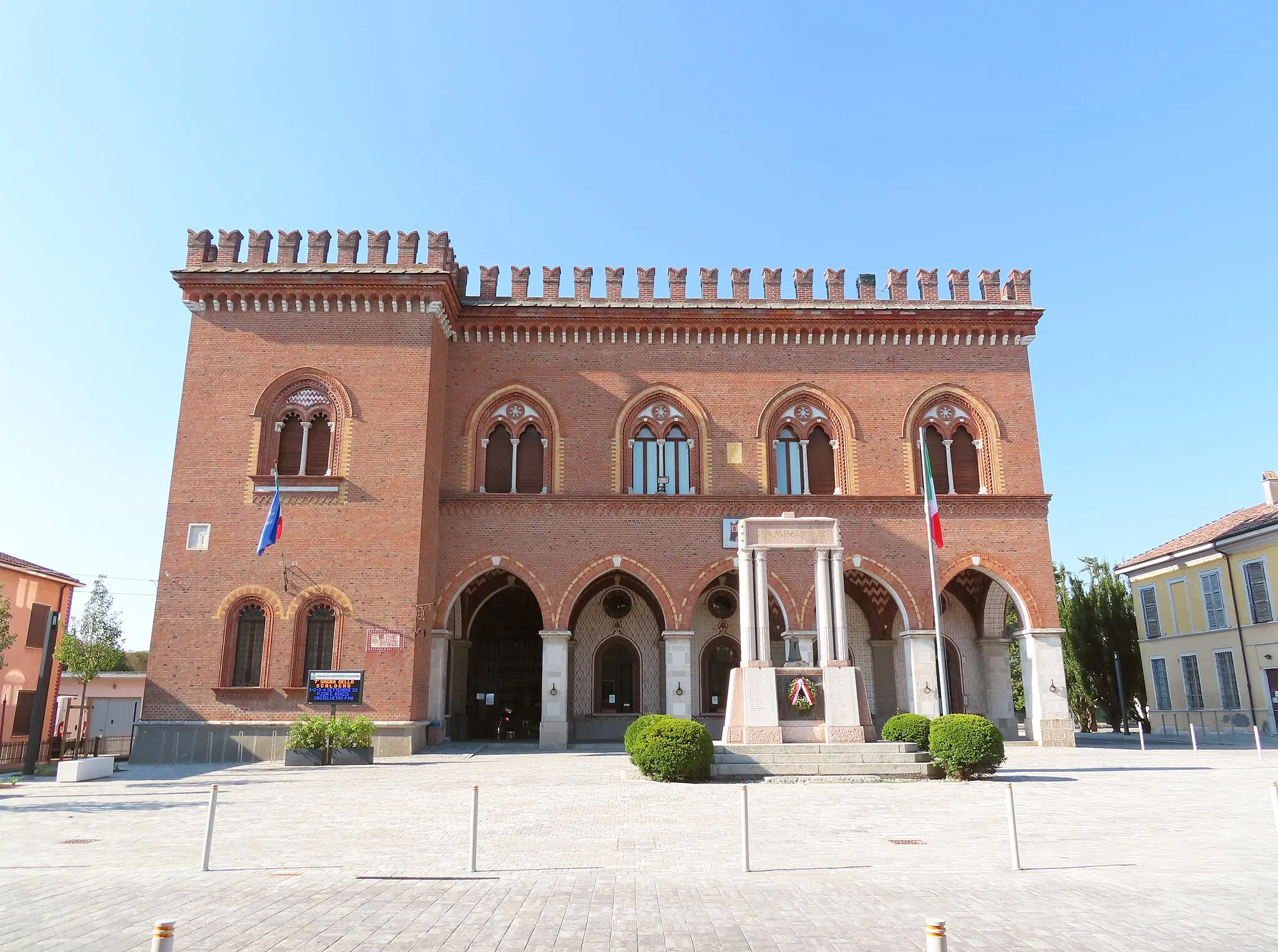 Photo showing: Facciata del palazzo comunale