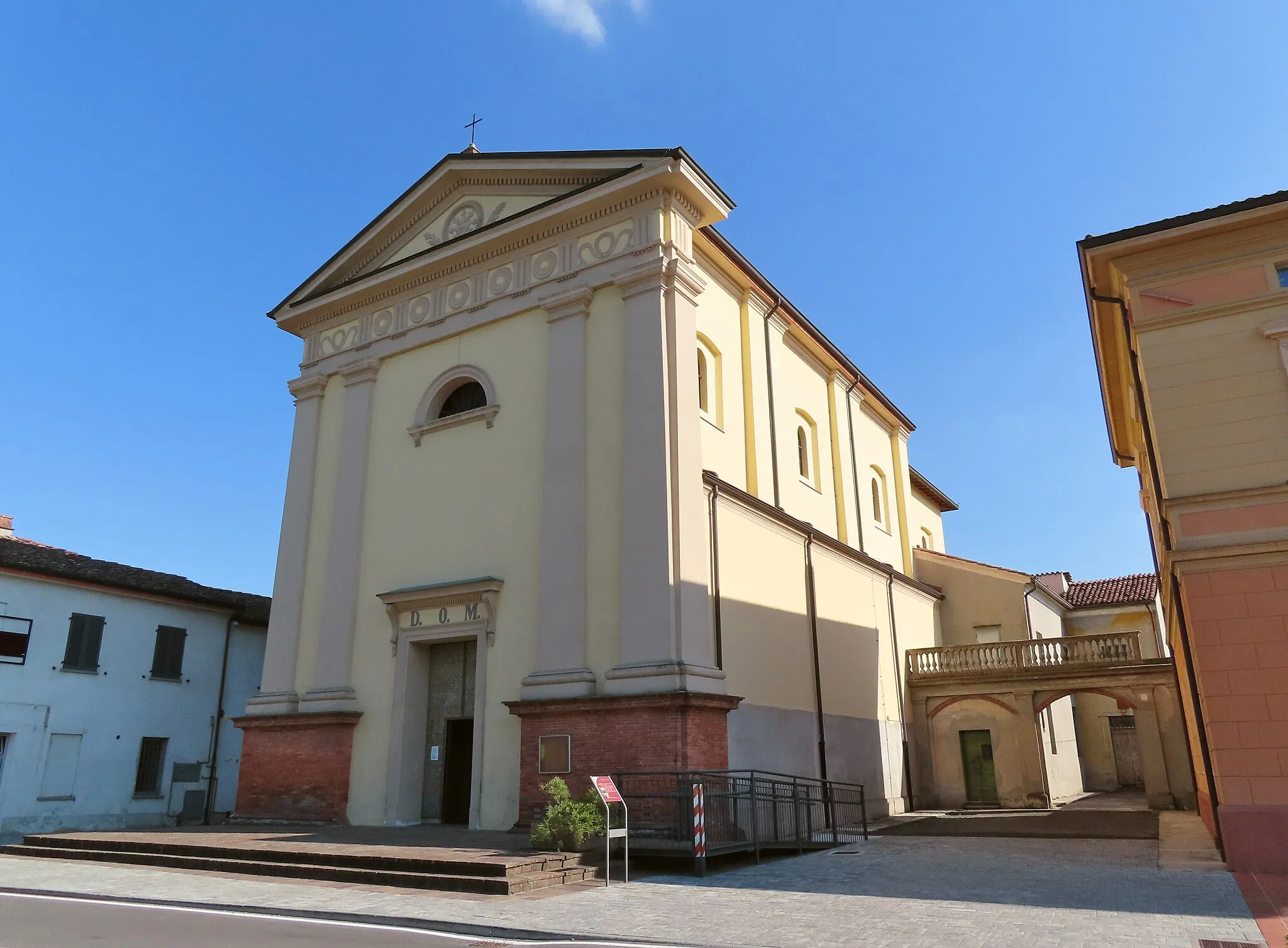 Photo showing: Facciata e lato ovest della chiesa di San Giovanni Battista