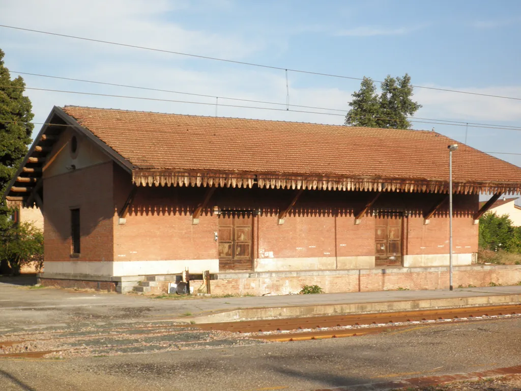 Photo showing: Magazzino merci della stazione di Castelvetro.