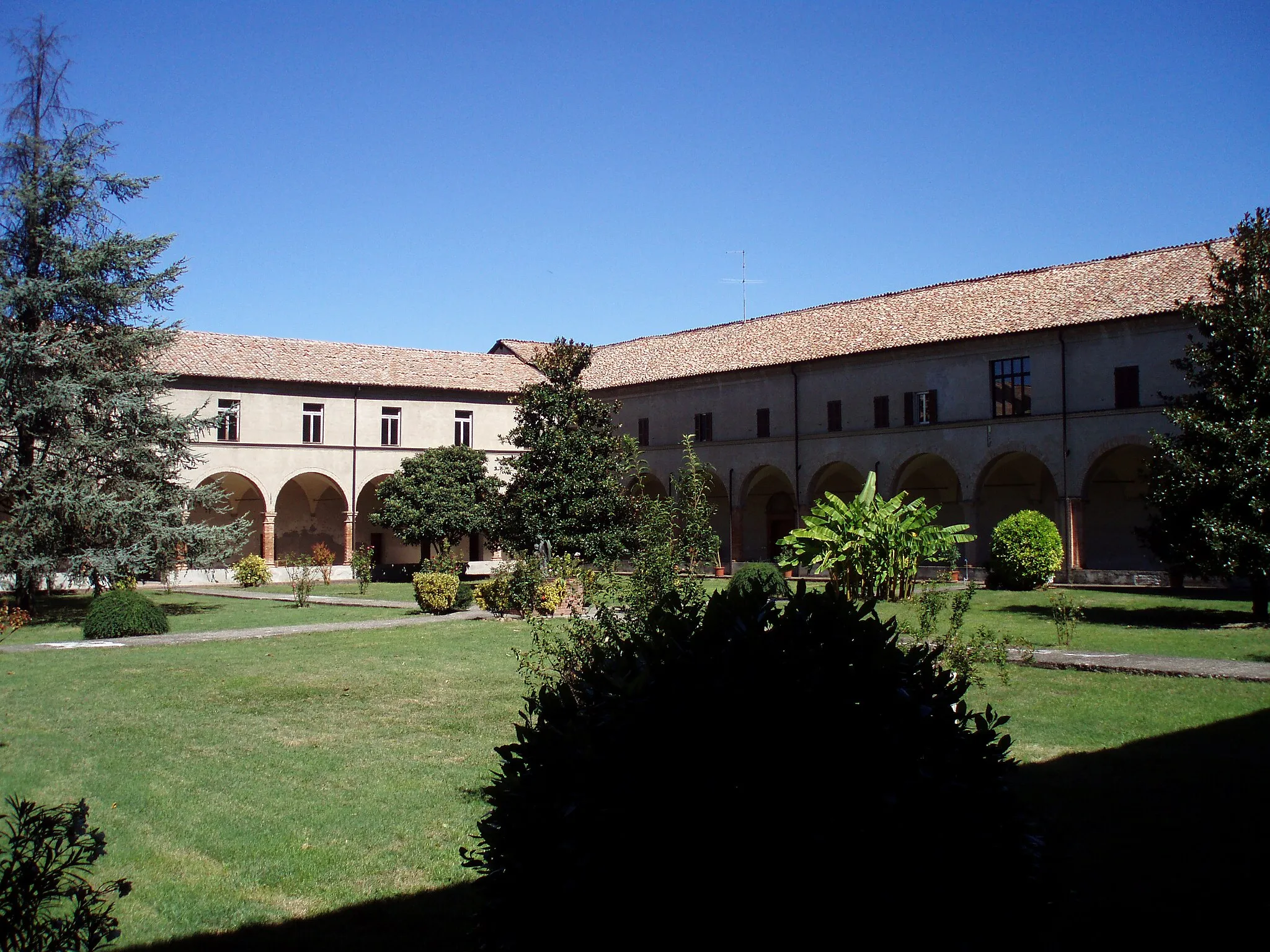 Photo showing: Il chiostro annesso alla chiesa dei frati