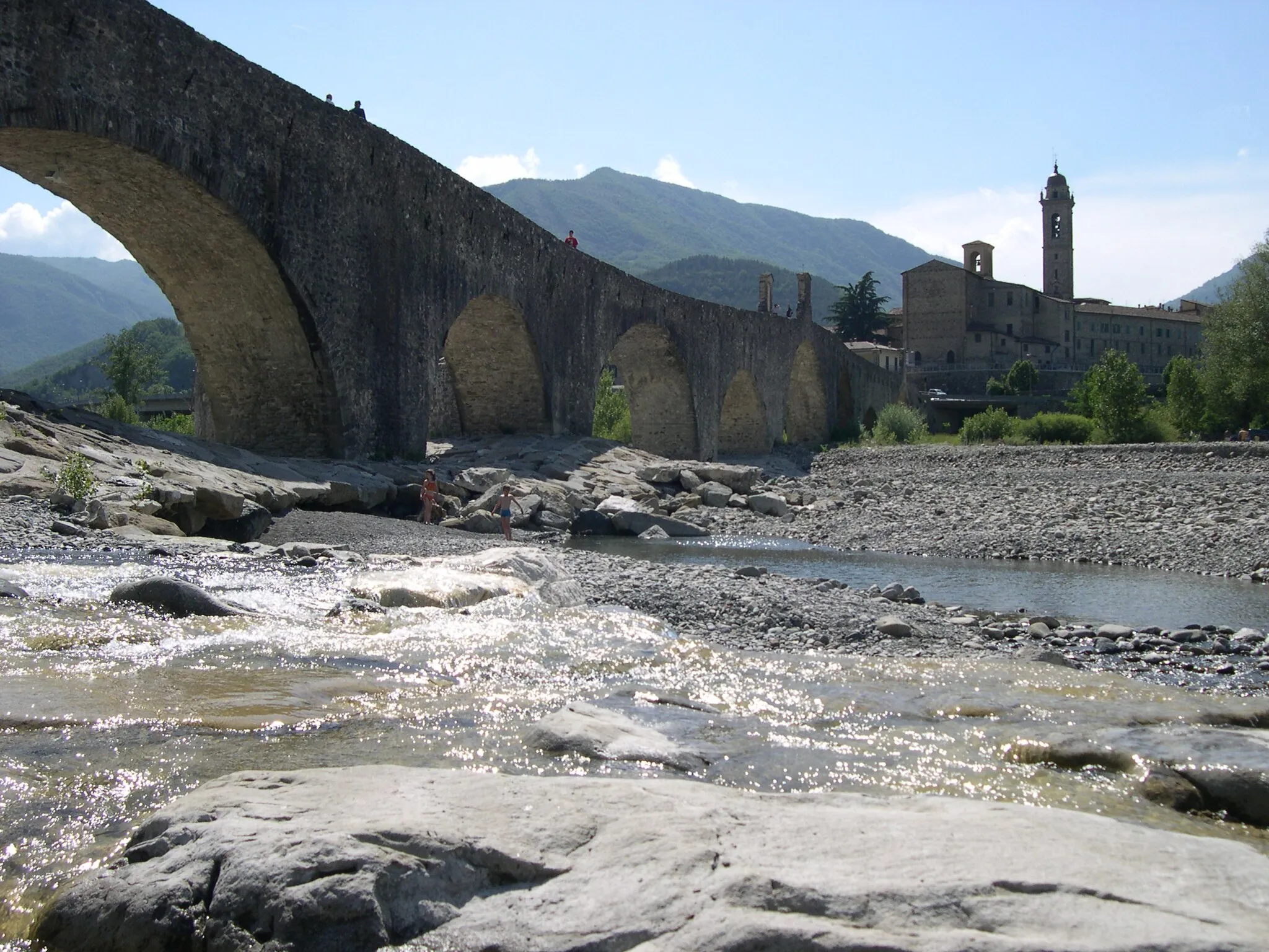 Photo showing: The old bridge of Bobbio, named Ponte Gobbo