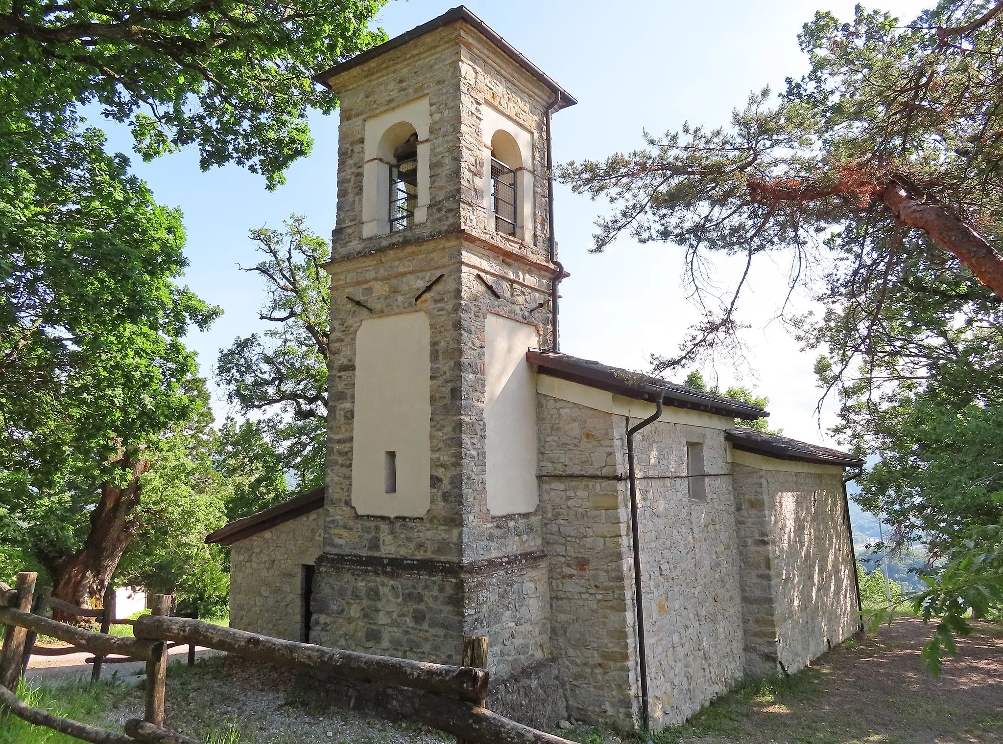 Photo showing: Retro e lato nord della chiesa di San Pietro