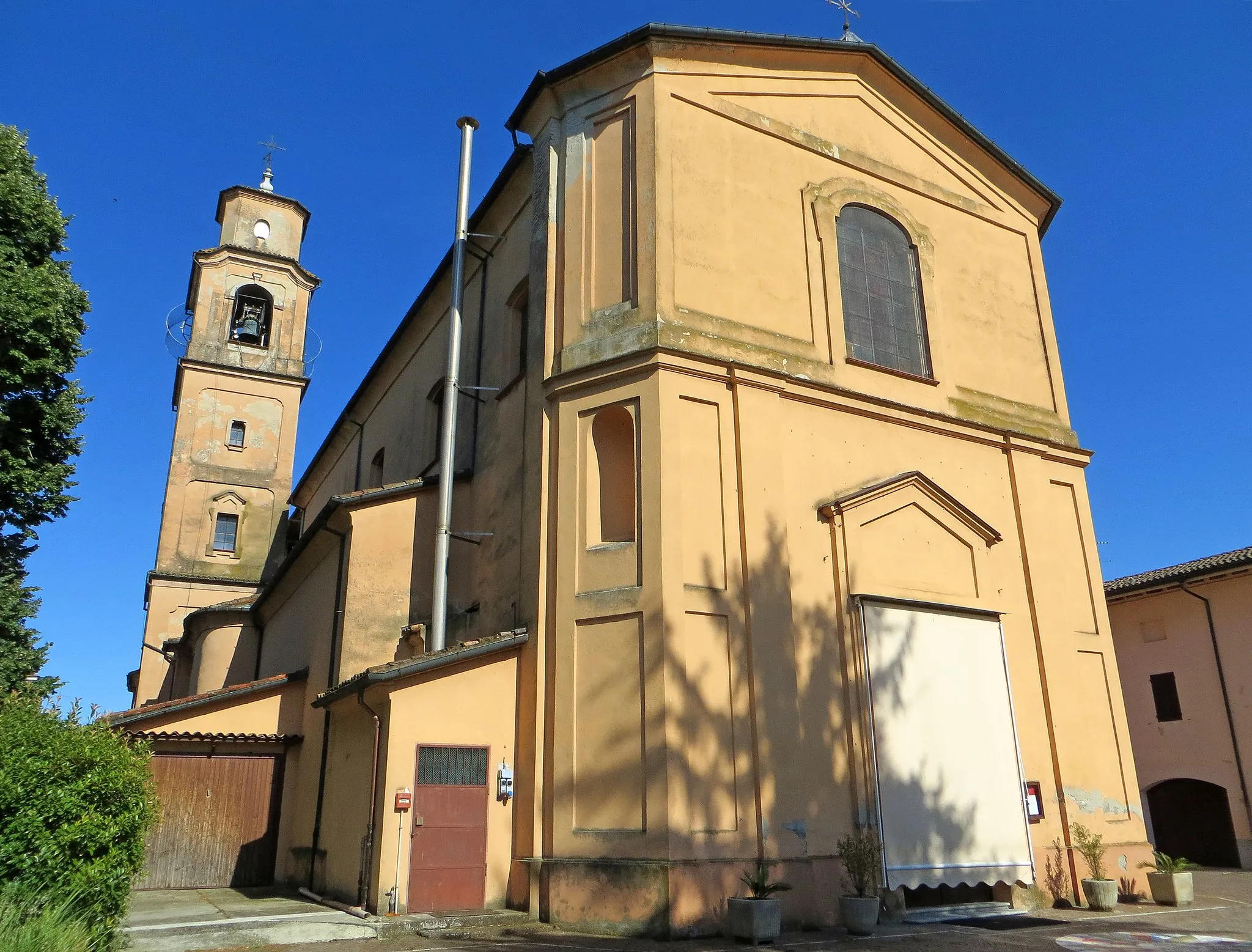 Photo showing: Chiesa di San Michele (Trecasali) - facciata e lato nord
