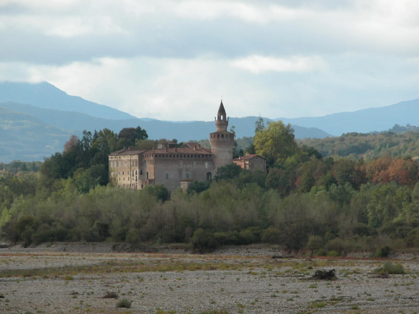 Photo showing: Gazzola, castello di Rivalta (foto del 2002)