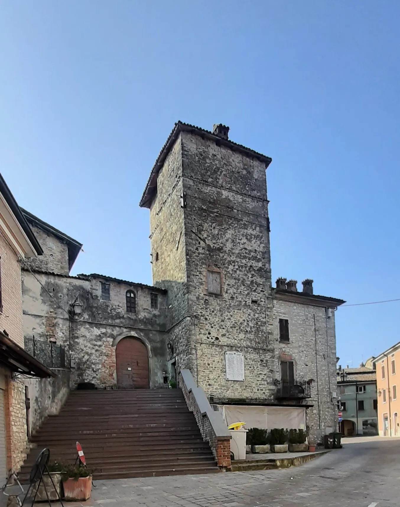 Photo showing: The entrance and the tower of the castle of Nibbiano, municipality of Alta Val Tidone, Piacenza, Italy