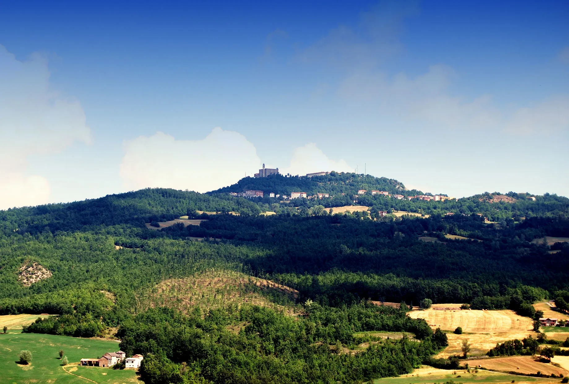 Photo showing: Il monte Castellaro con Groppallo e la chiesa devota a S.M. Assunta e sotto Barsi di Groppallo