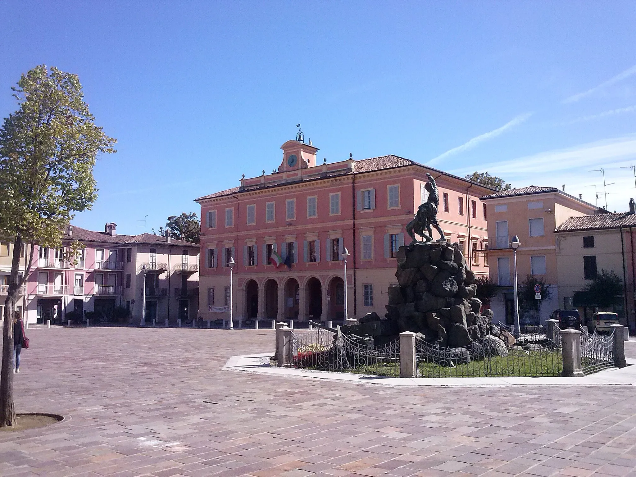 Photo showing: "Piazza Europa" (Europe Place) and Agazzano town hall (Piacenza, Italy)