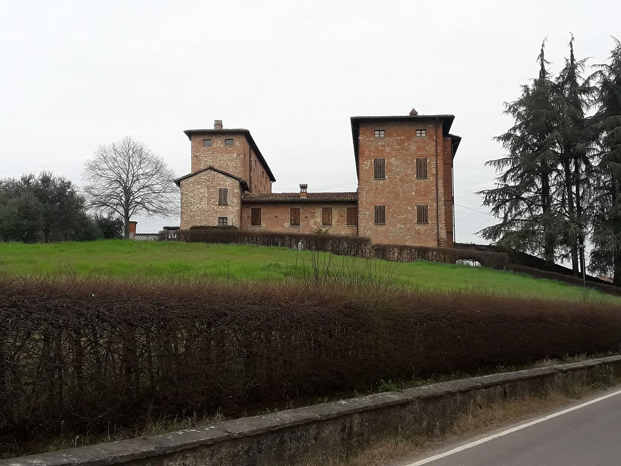 Photo showing: Side view of the castle of Seminò, municipality of Ziano Piacentino, Piacenza, Italy