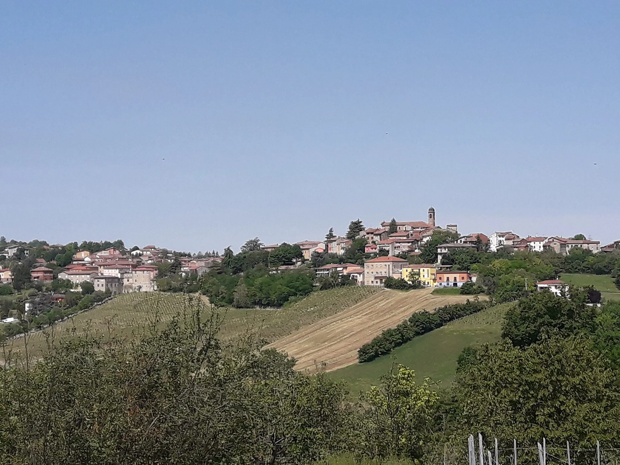 Photo showing: View of Ziano Piacentino, Piacenza, Italy. Photo taken from the frazione of Seminò