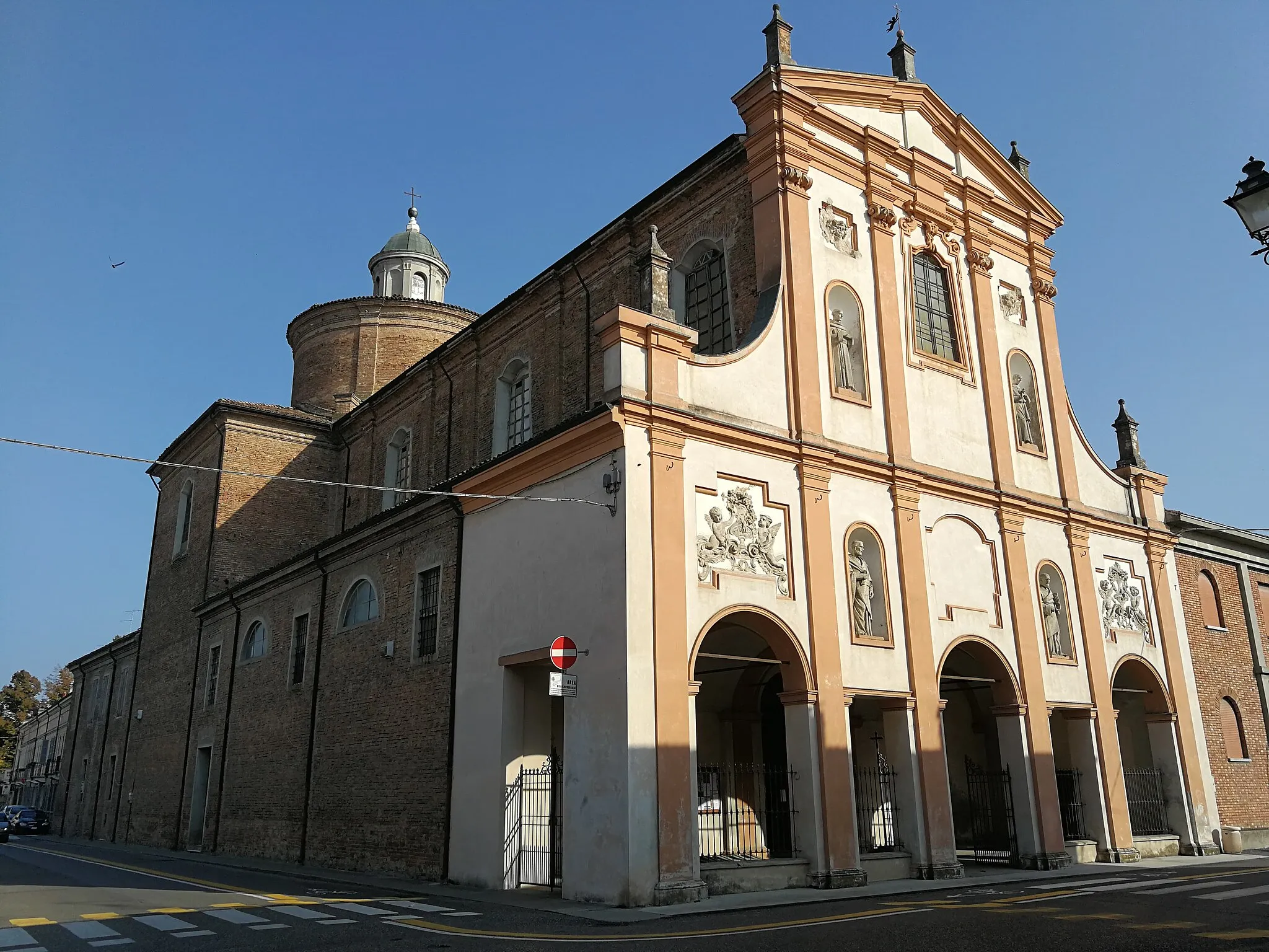 Photo showing: La chiesa della Beata Vergine della Porta è situata nel centro di Guastalla.