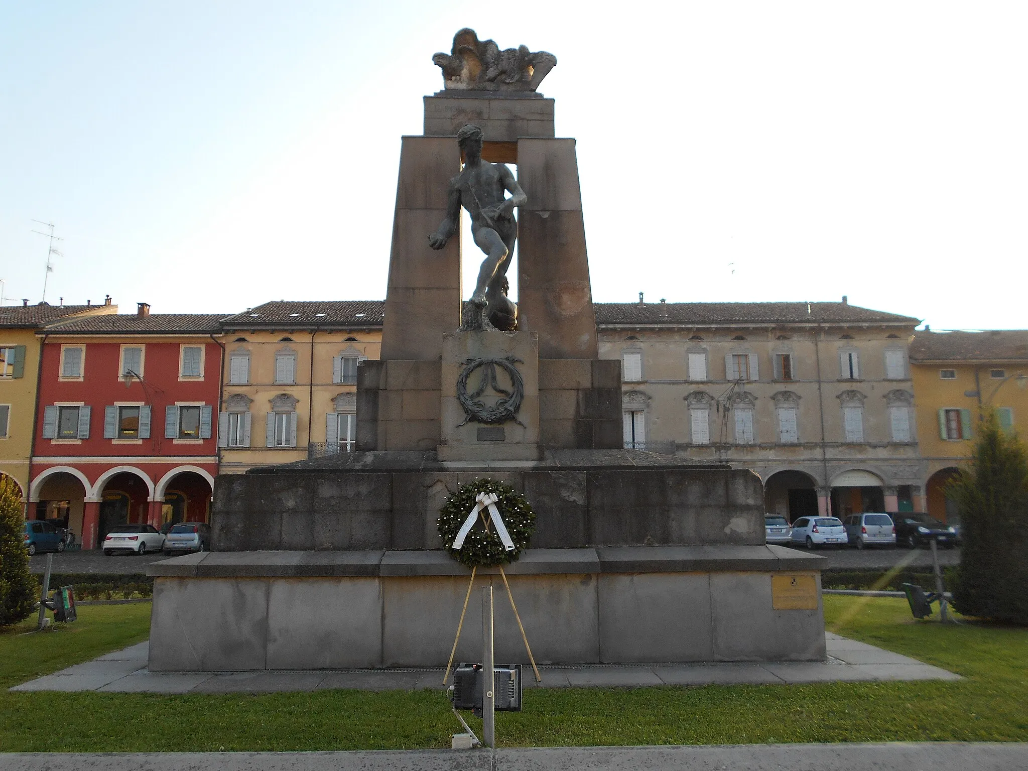 Photo showing: Monumento ai caduti della prima guerra mondiale, Giuseppe Graziosi, piazza Unità d'Italia, Novellara