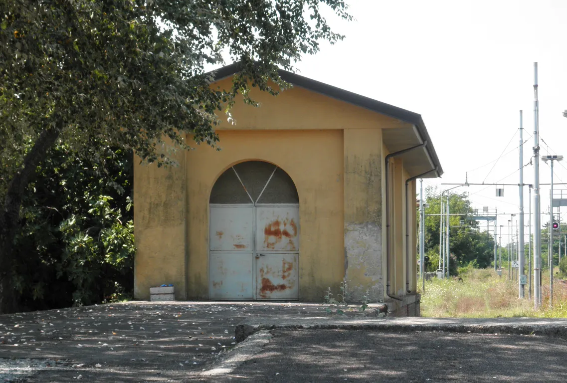 Photo showing: Stazione ferroviaria di Gazzo-Pieve San Giacomo, magazzino merci