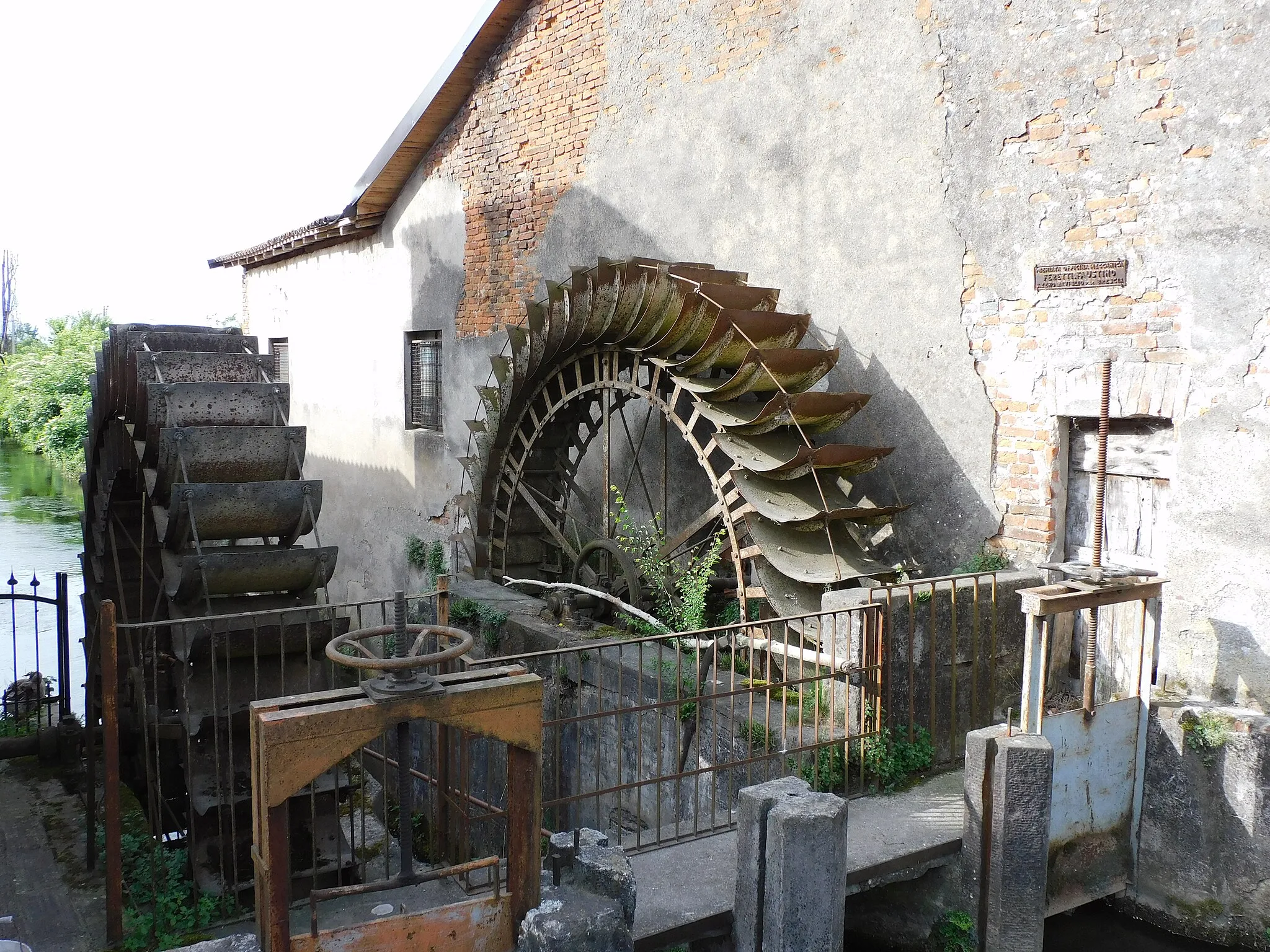 Photo showing: Le ruote in ferro dei mulini di Meano presso la Roggia Provaglia.