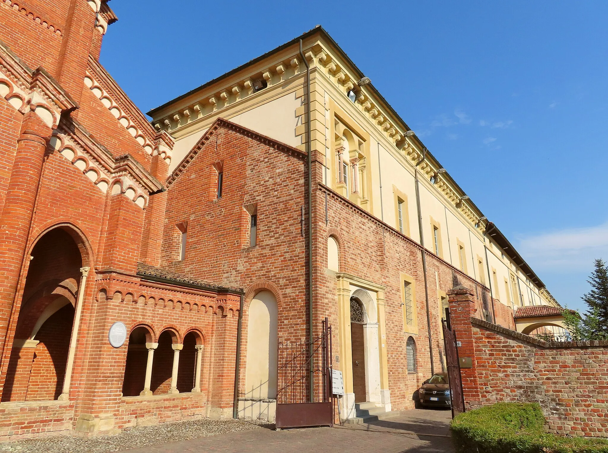 Photo showing: Facciata e lato nord dell'abbazia di Santa Maria della Colomba