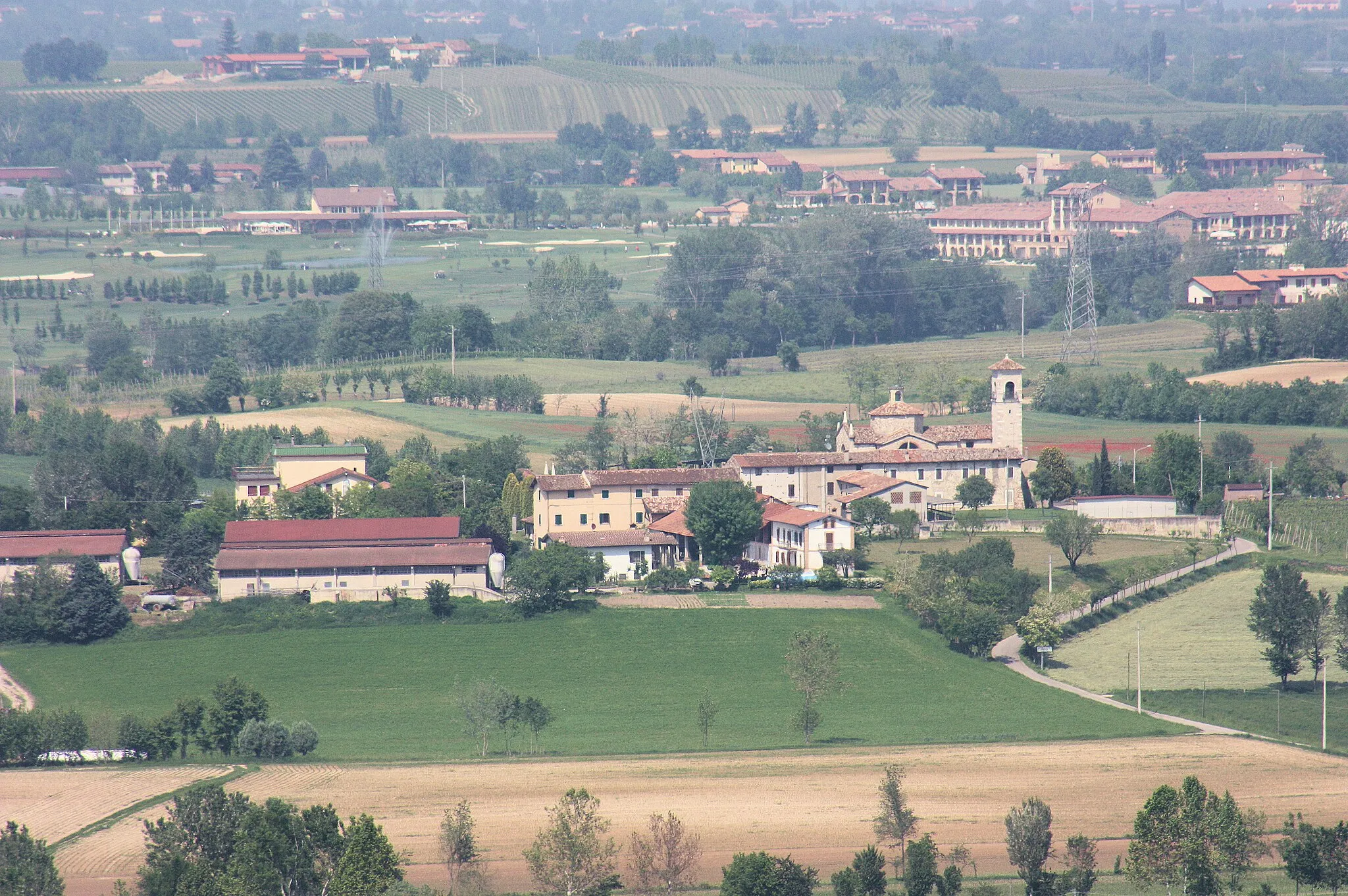 Photo showing: Solferino, view from Rocca di Solferino to the Santuario Madonna della Scoperta