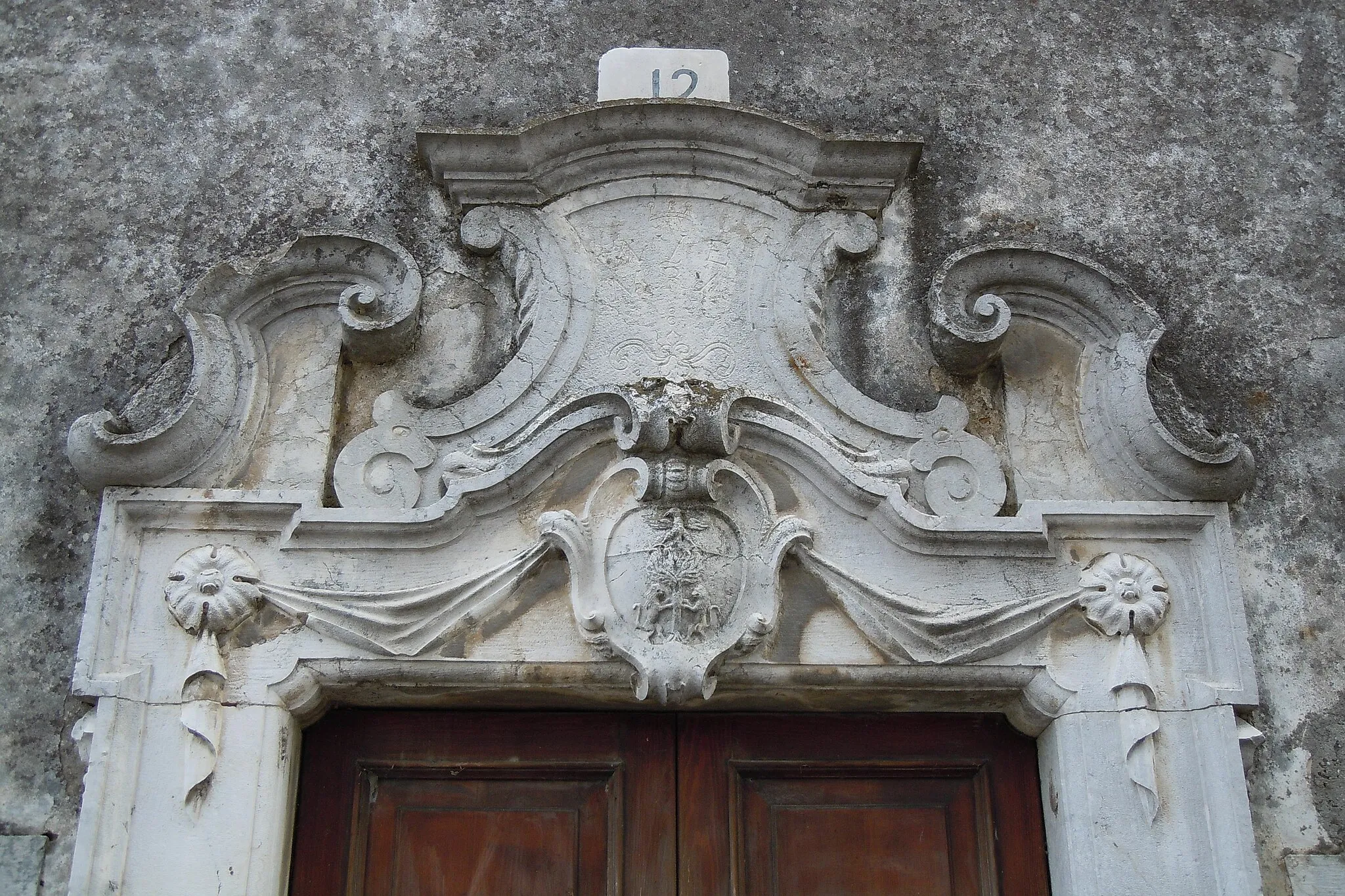 Photo showing: Vaccarolo, portale chiesa di S. Carlo