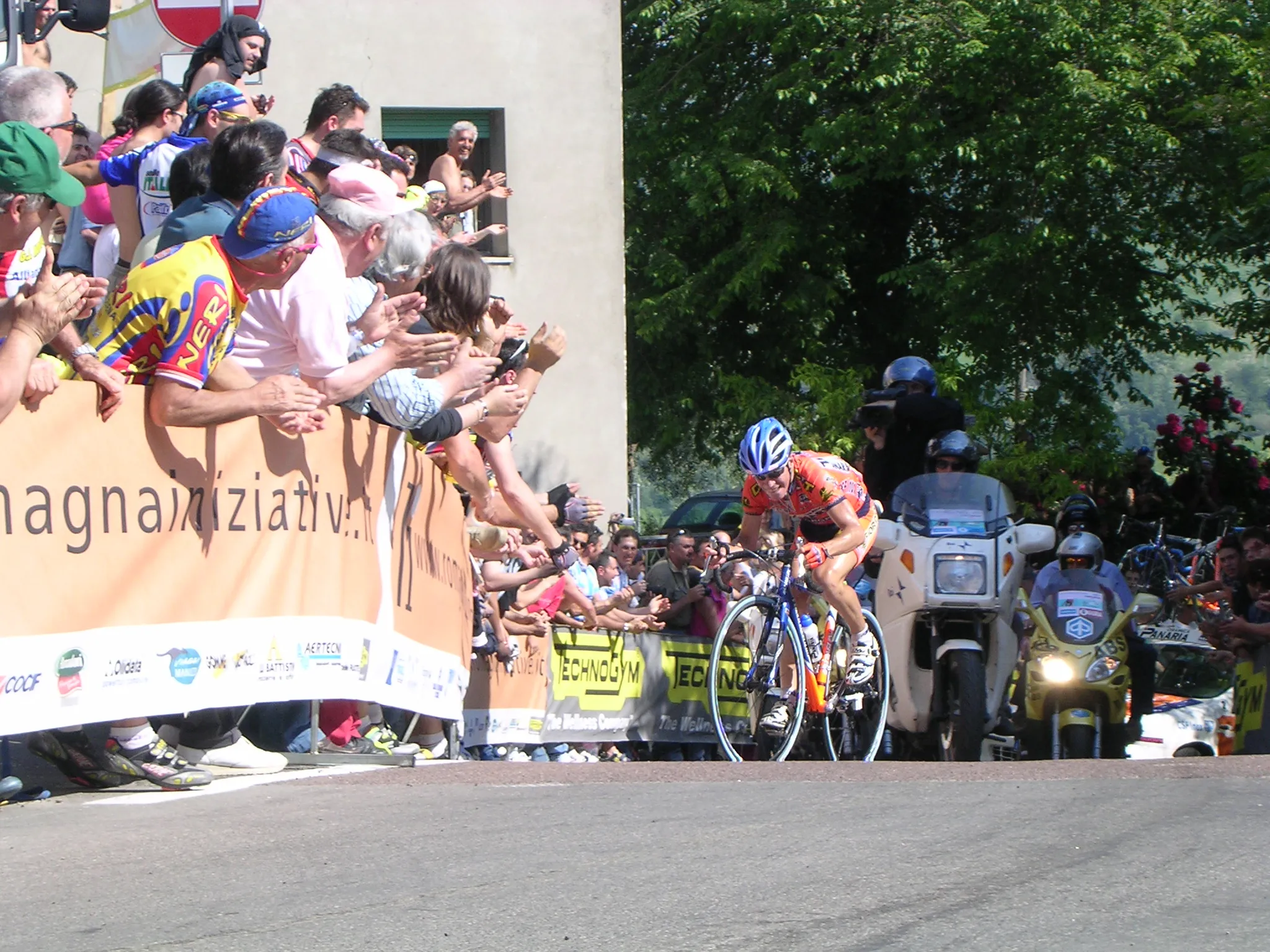 Photo showing: it:Emanuele Sella in azione le tratto finale dell'impegnativo muro di it:Sorrivoli durante l'11ª tappa del it:Giro d'Italia 2004, it:Porto Sant'Elpidio-it:Cesena