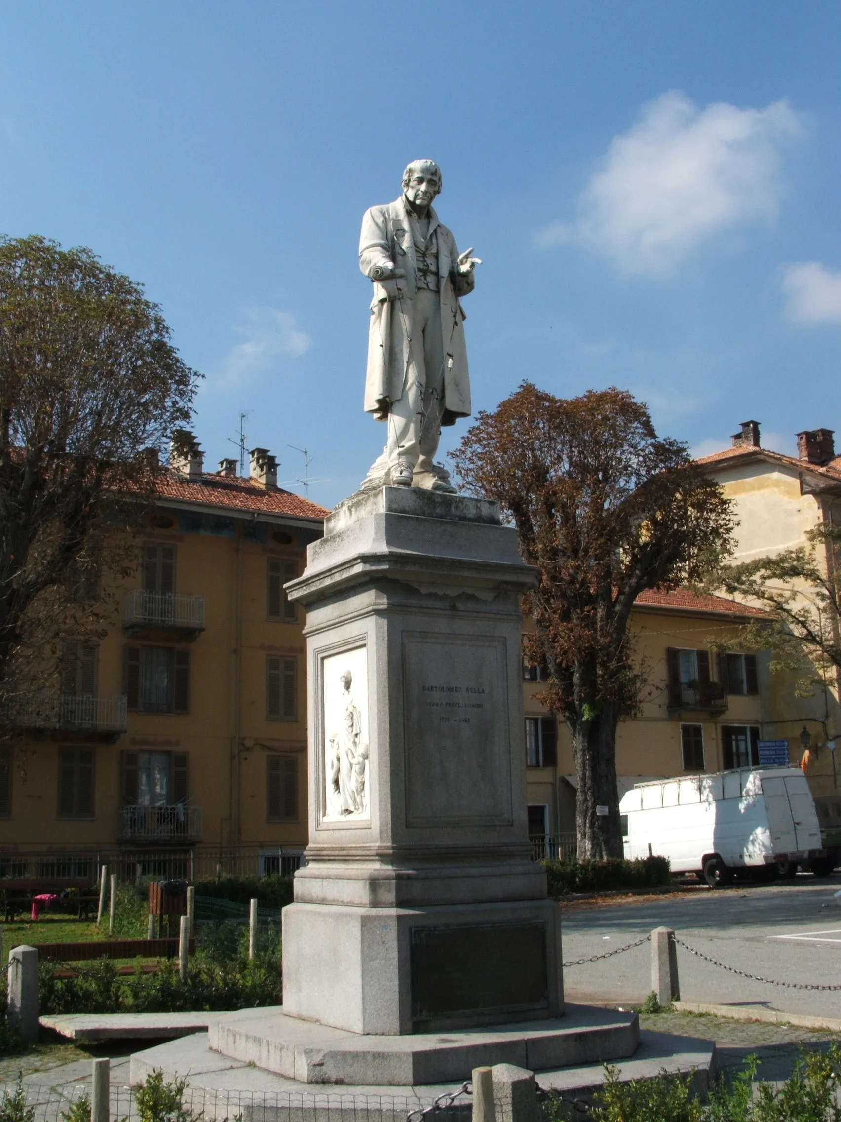 Photo showing: Immagine da Mosso (provincia di Biella, Piemonte, Italia)

Statua a Bartolomeo Sella, medico e filantropo