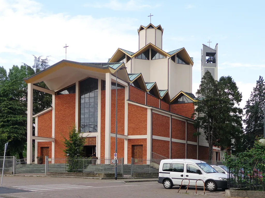 Photo showing: Milano, la chiesa della Madonna della Divina Provvidenza nel quartiere di Quinto Romano. Fu costruita nel 1958 su progetto di Amos Edallo. Fonte: Cecilia De Carli (a cura di), Le nuove chiese della diocesi di Milano. 1945-1993, Milano, Edizioni Vita e Pensiero, 1994, p. 143, ISBN 88-343-3666-6.