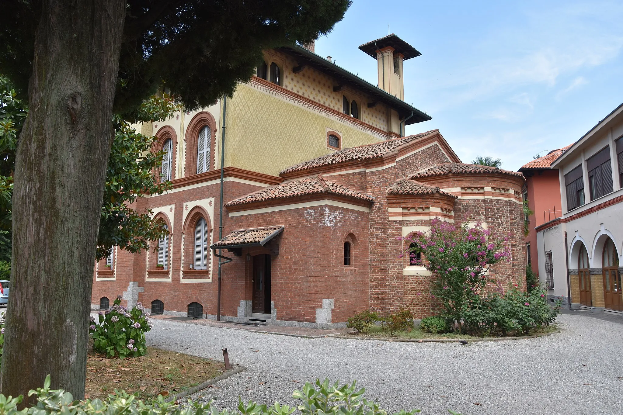 Photo showing: Villa Fossati a San Siro, quartiere di Milano. Si nota l'abside di quella che fu la chiesa di san Siro alla Vepra.