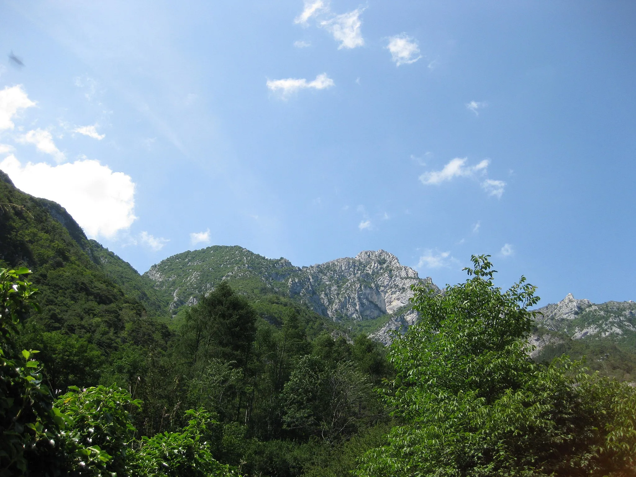 Photo showing: Monte Rocchetta (1575 m), mountain near the garda lake close to the city of Riva del Garda in Italy. View from the road between Biacesa di Ledro and Bochet dei Concoli.