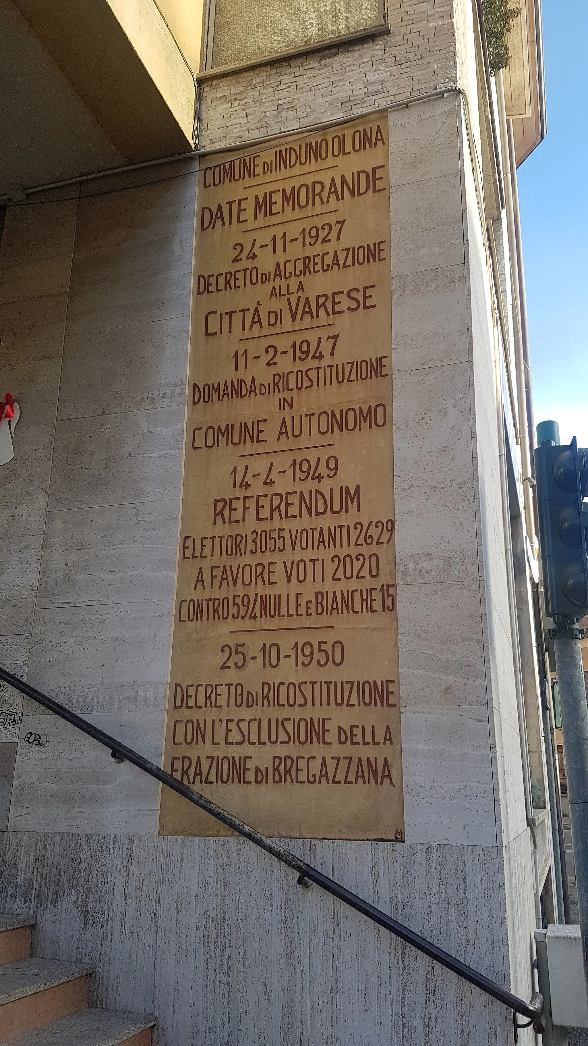 Photo showing: Lapide commemorativa apposta nel 1950 per ricordare il referendum ricostitutivo del Comune autonomo a seguito dell'accorpamento della città di Varese durante il governo Mussolini