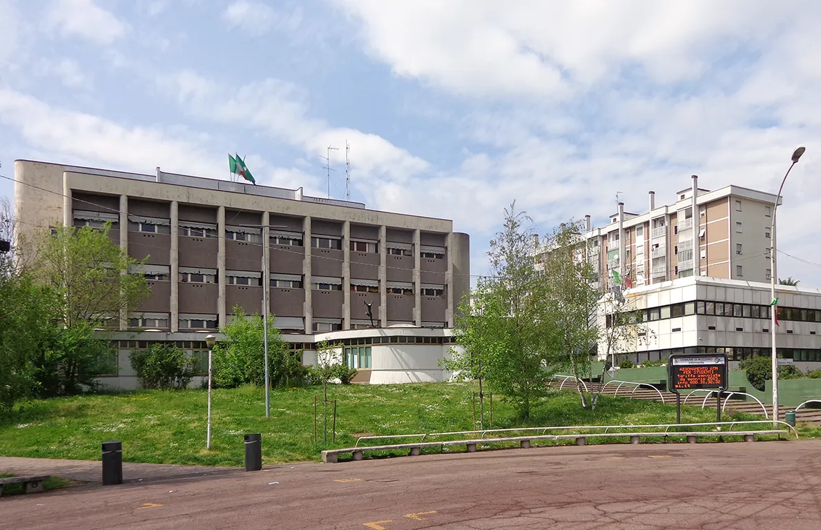 Photo showing: Municipio di Rozzano, costruito dal 1965 al 1970 su progetto di Virgilio Vercelloni. Fonte: Maurizio Grandi e Attilio Pracchi, Milano. Guida all'architettura moderna, Bologna, Zanichelli [1980], 1998, p. 382. ISBN 88-08-05210-9.