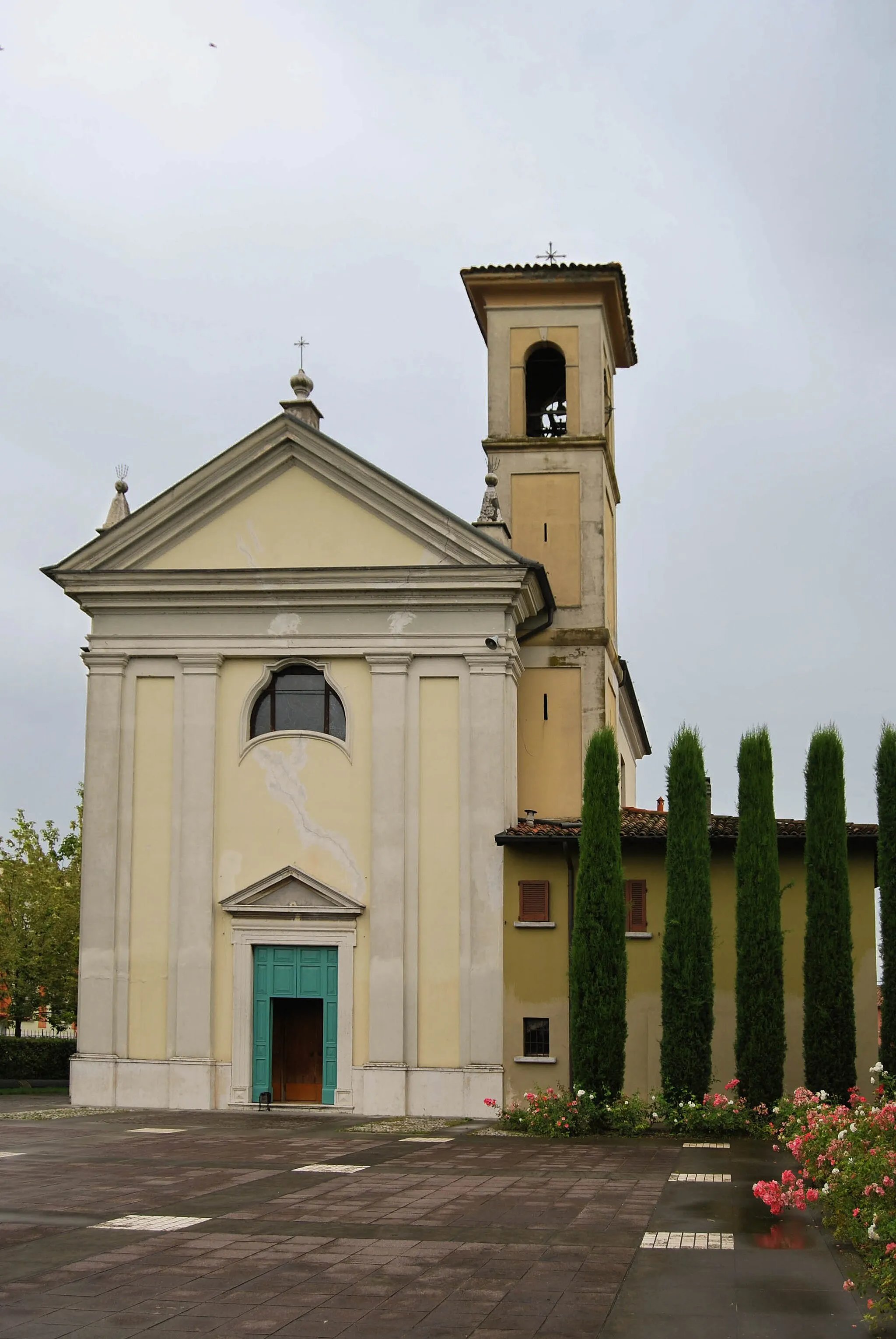 Photo showing: Madonnina del boschetto, facade with church square