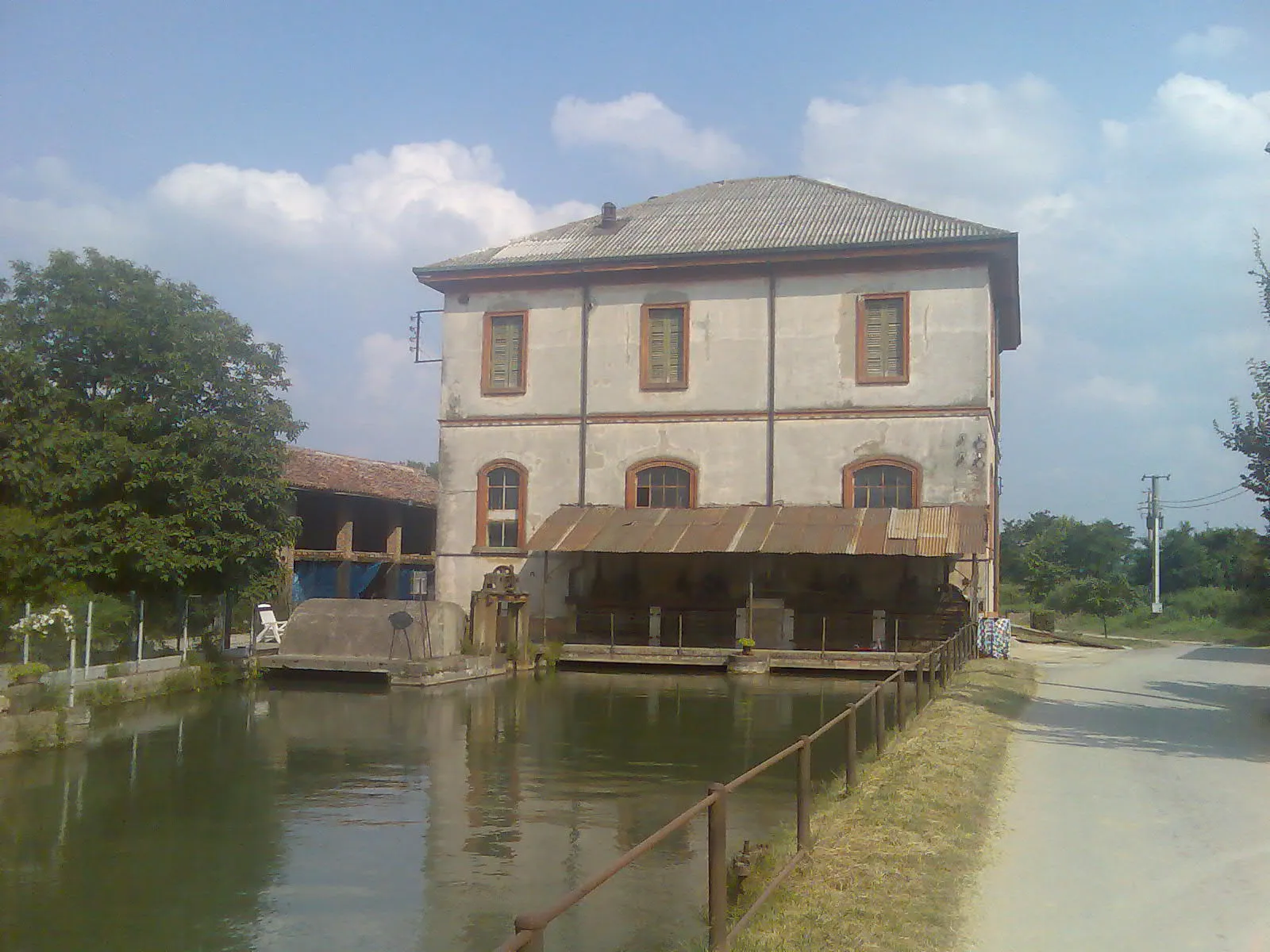 Photo showing: The old, dismissed hydroelectric powerplant built just over the Naviglio Pallavicino (a canal in central Lombardy) at Mirabello Ciria (province of Cremona).