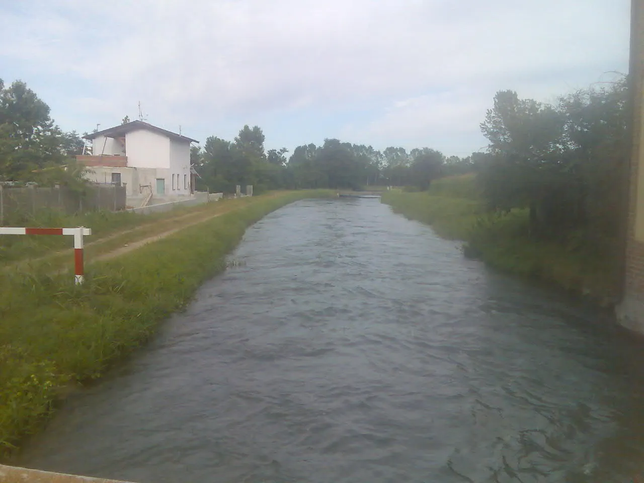 Photo showing: The Ciria Nuova canal near the village of Mirabello Ciria, where it begins.