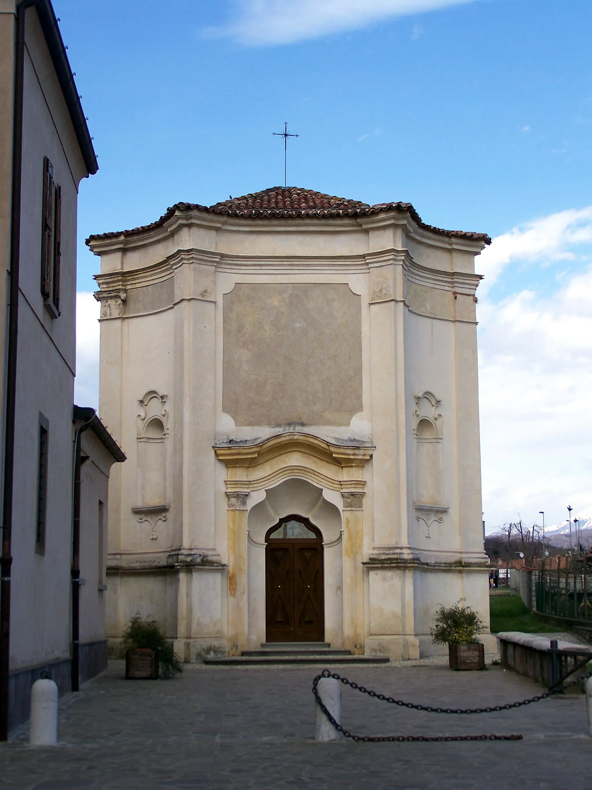 Photo showing: Ingresso della cappella cimiteriale della Chiesa parrocchiale di Bornato.