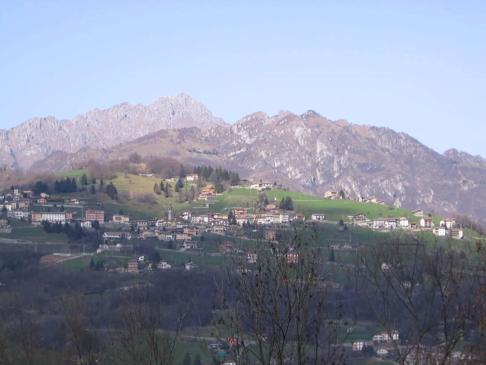 Photo showing: Vista di Orezzo, frazione di Gazzaniga (BG), con il monte Alben sullo sfondo