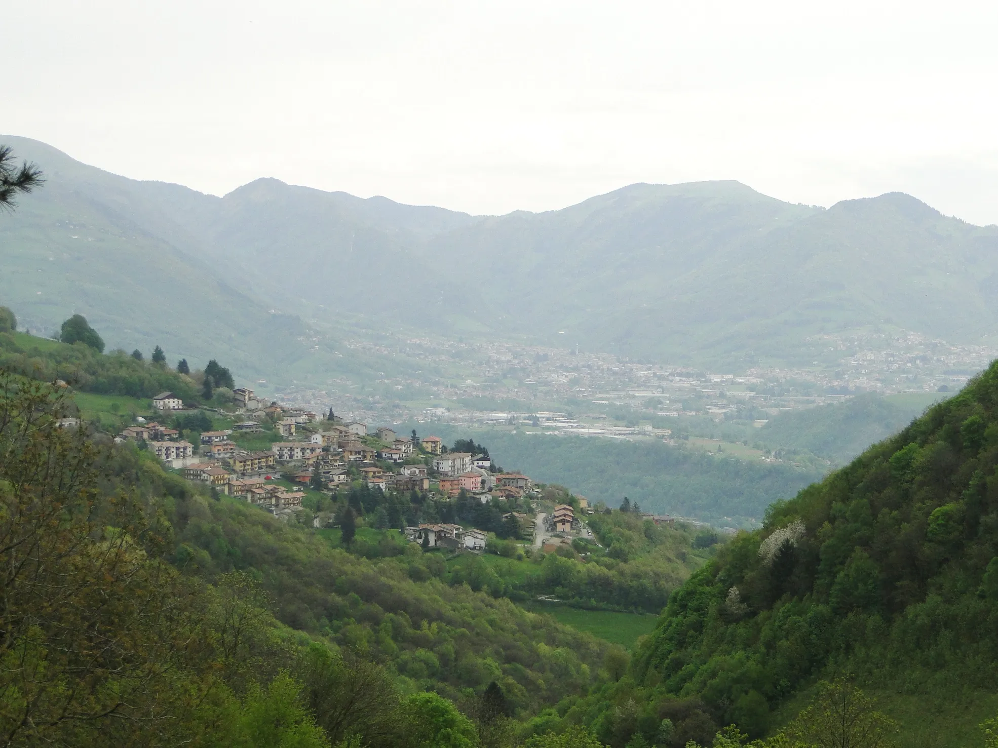 Photo showing: Vista su Orezzo, frazione di Gazzaniga (BG), con la Val Gandino sullo sfondo