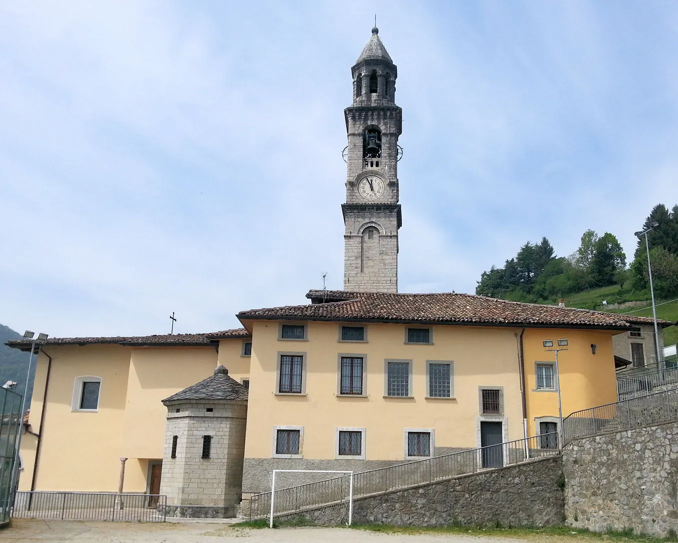 Photo showing: Chiesa parrocchiale della SS. Trinità di Orezzo, frazione di Gazzaniga (BG), Italia