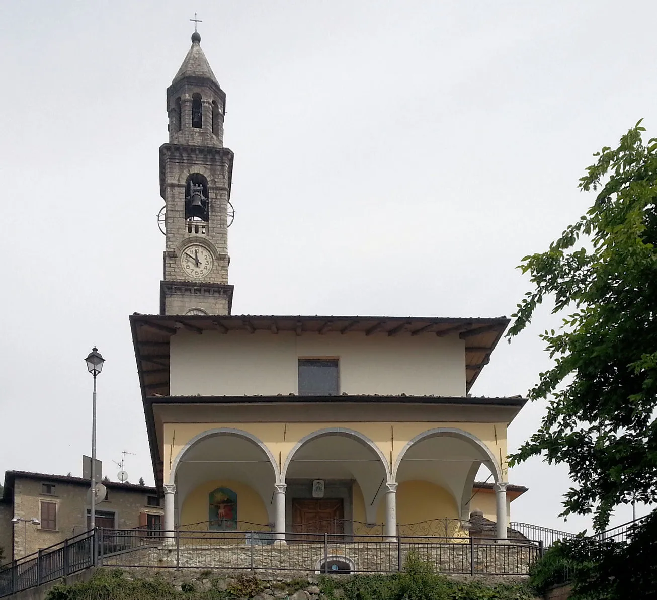 Photo showing: Chiesa parrocchiale della SS. Trinità di Orezzo, frazione di Gazzaniga (BG), Italia
