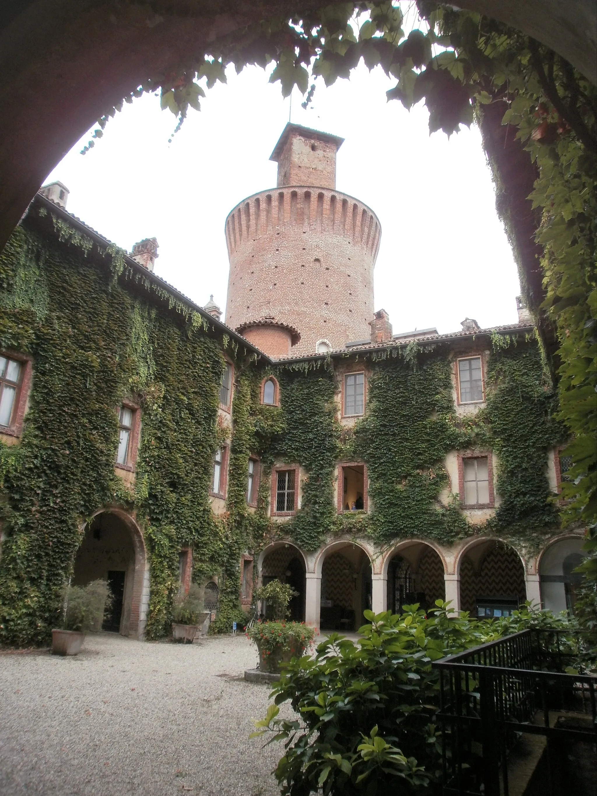 Photo showing: Castello di Sartirana, cortile interno