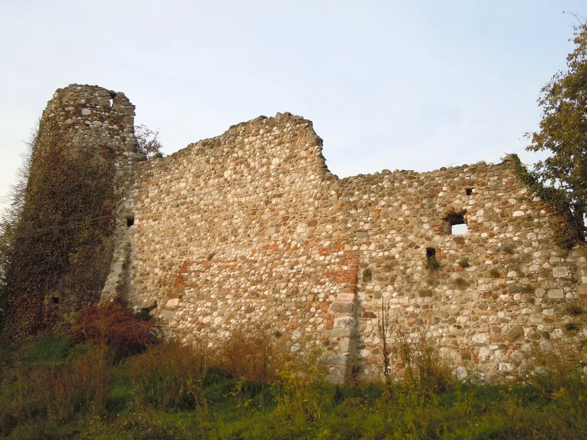 Photo showing: Carzago della Riviera, mura del castello.