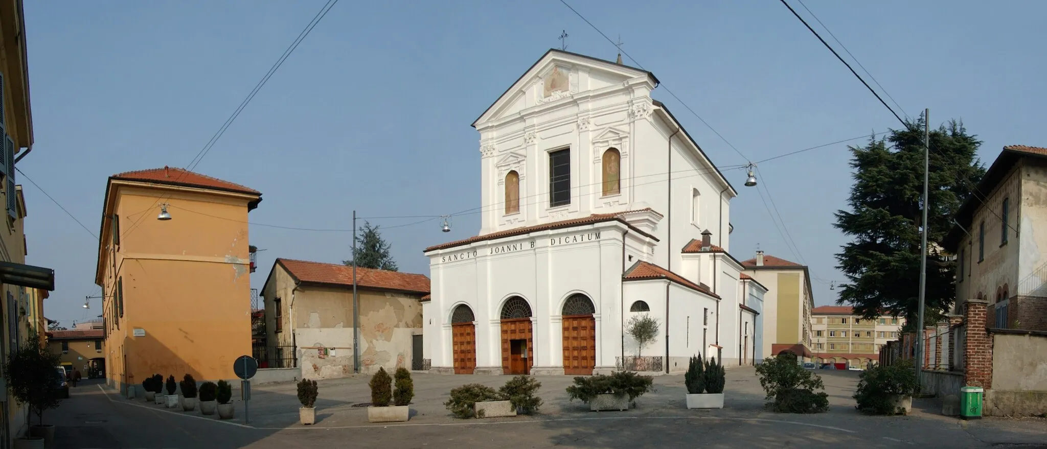 Photo showing: Piazza della chiesa San Giovanni Milano Trenno Italia