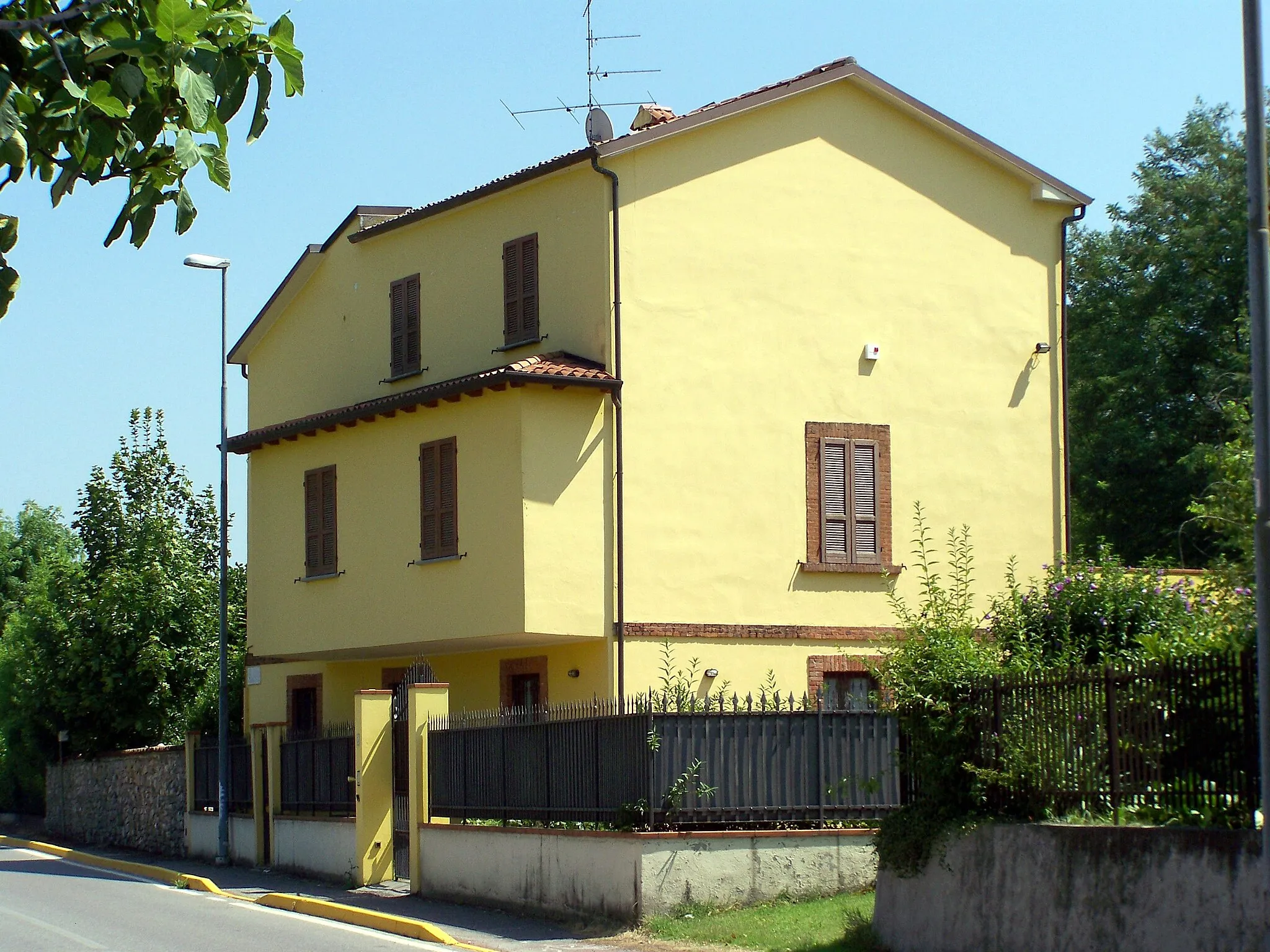 Photo showing: Il fabbricato viaggiatori della dismessa stazione di Monterotondo Bresciano.