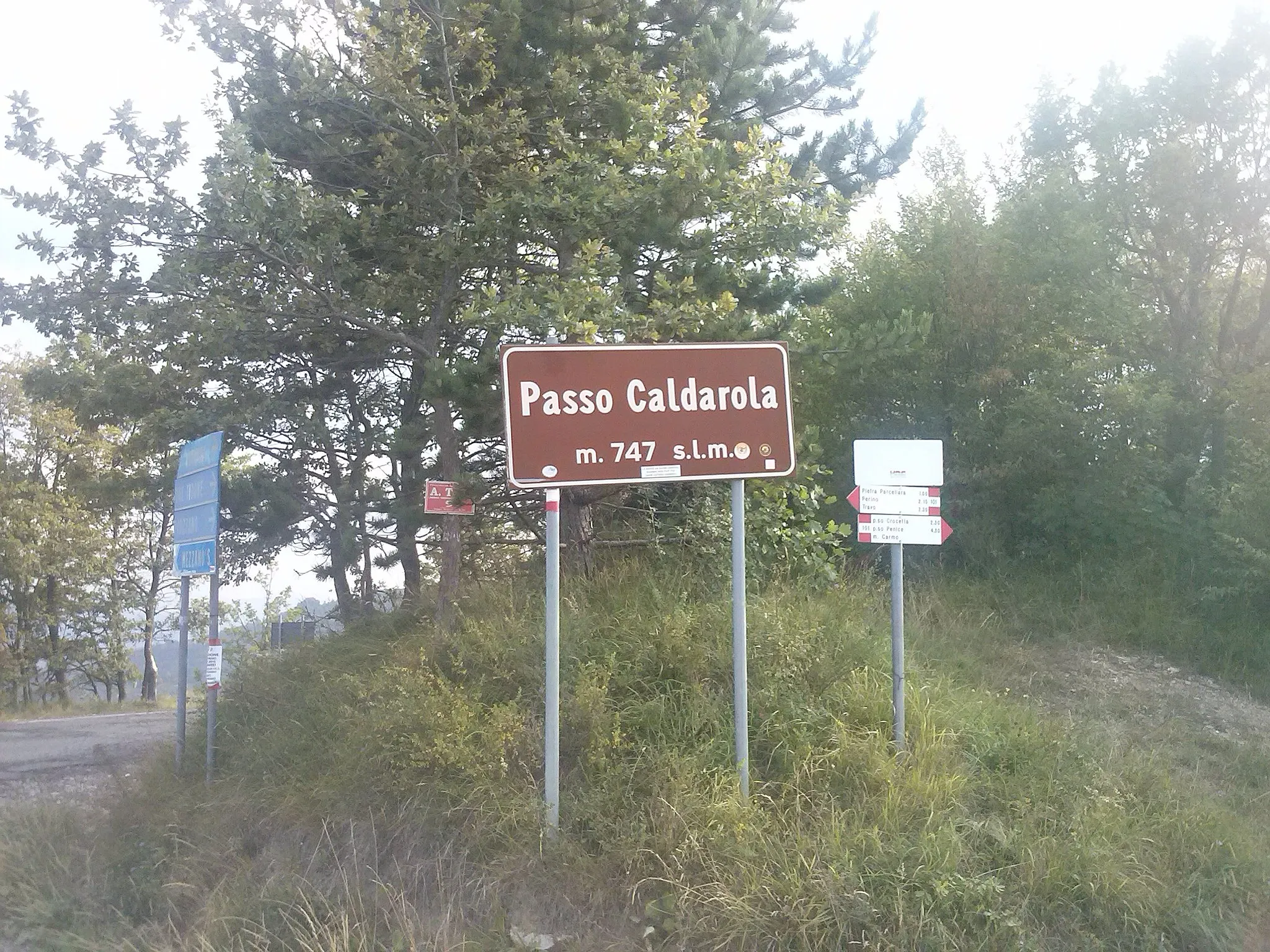 Photo showing: Road sign on Caldarola Pass, municipality of Bobbio, Piacenza, Italy