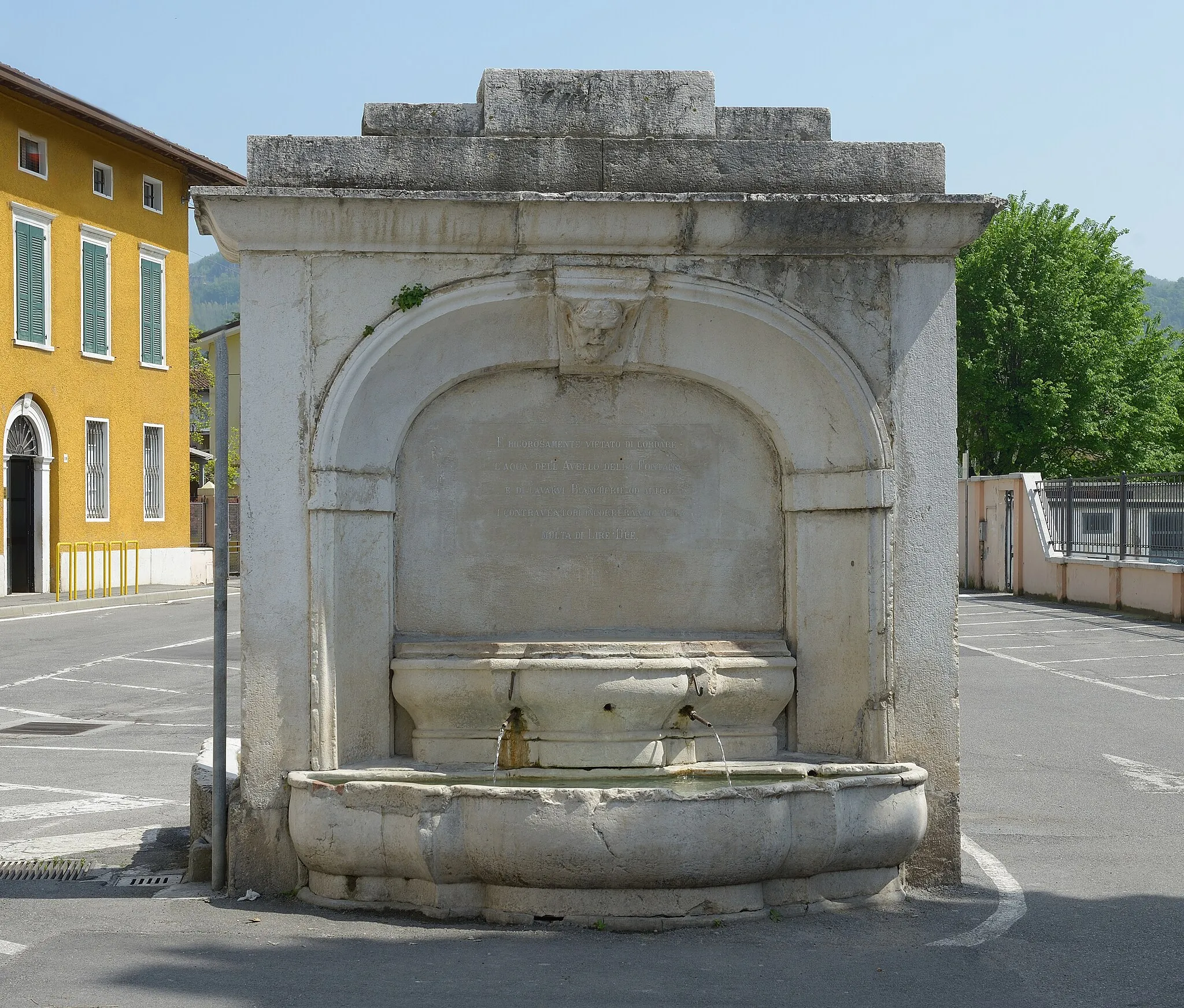 Photo showing: Barocque fountain in Botticino Mattina.