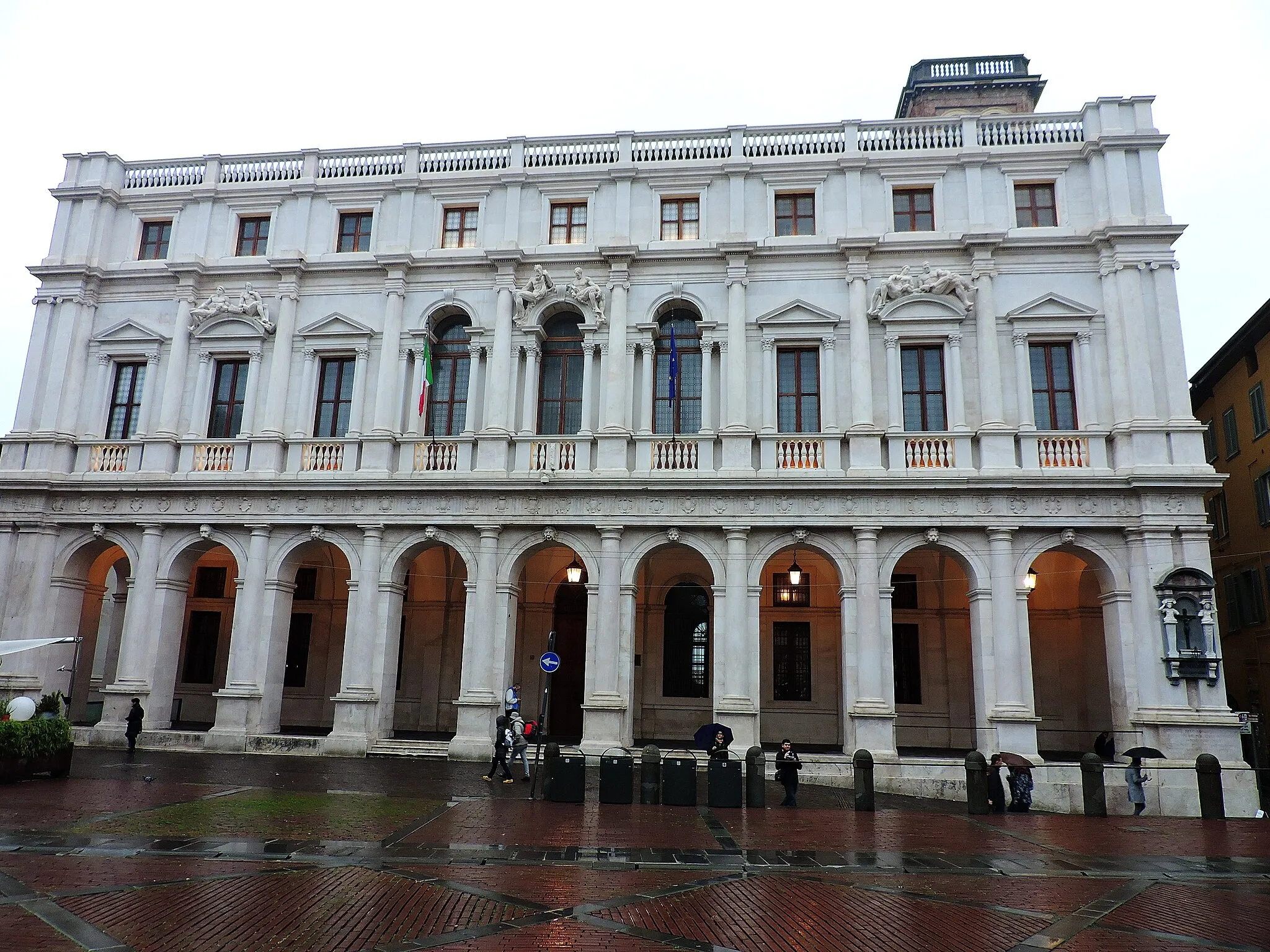 Photo showing: Palazzo Nuovo (“New Palace”) is like a theatre wing located in via Colleoni, overlooking the Piazza Vecchia. It’s called like that in contrast with Palazzo Vecchio (“Old Palace”) aka Palazzo della Ragione, standing in the opposite side of the square.
It took three centuries to build it: the works started in 1604 and ended in 1928. The Palace has served as Bergamo’s Town Hall for three hundred years, till 1873.
Since 1928, one of its rooms has been hosting one of Italy’s most renowned libraries, the “Civica Angelo Mai”, safeguarding parchments, incunabula, codices and precious music sheets.

Source: www.visitbergamo.net