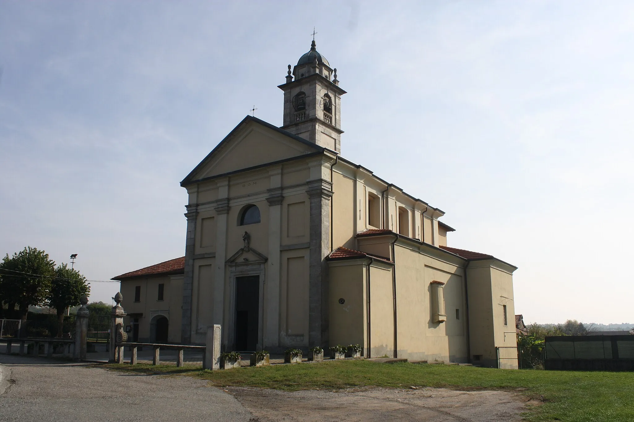 Photo showing: The Saints Peter and Paul church in Quinzano San Pietro, locality in Sumirago, Province of Varese, Italy.