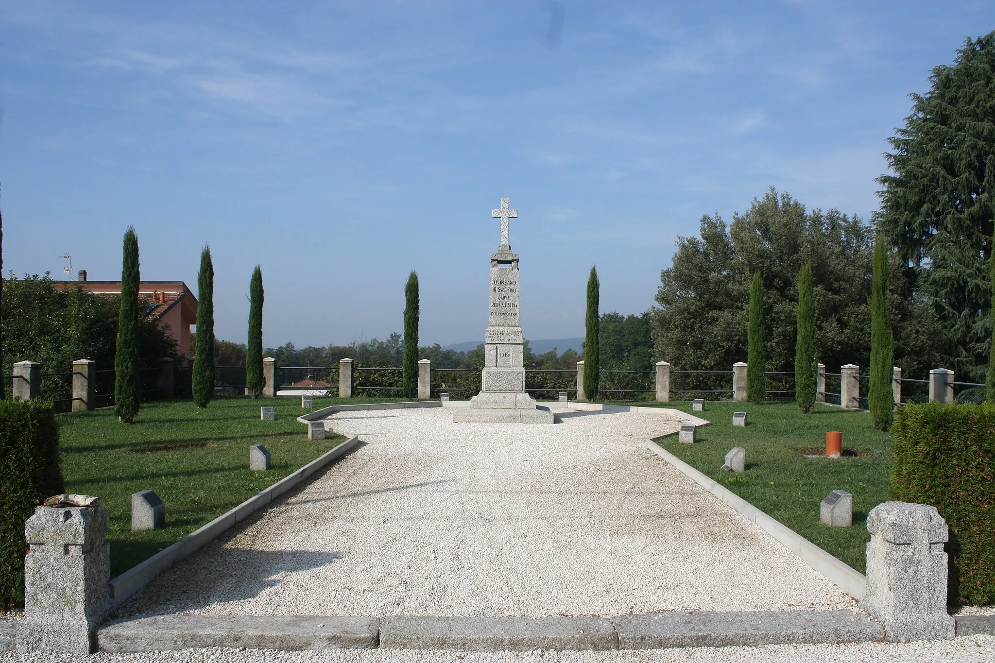 Photo showing: Il monumento ai Caduti di Quinzano San Pietro, frazione di Sumirago.