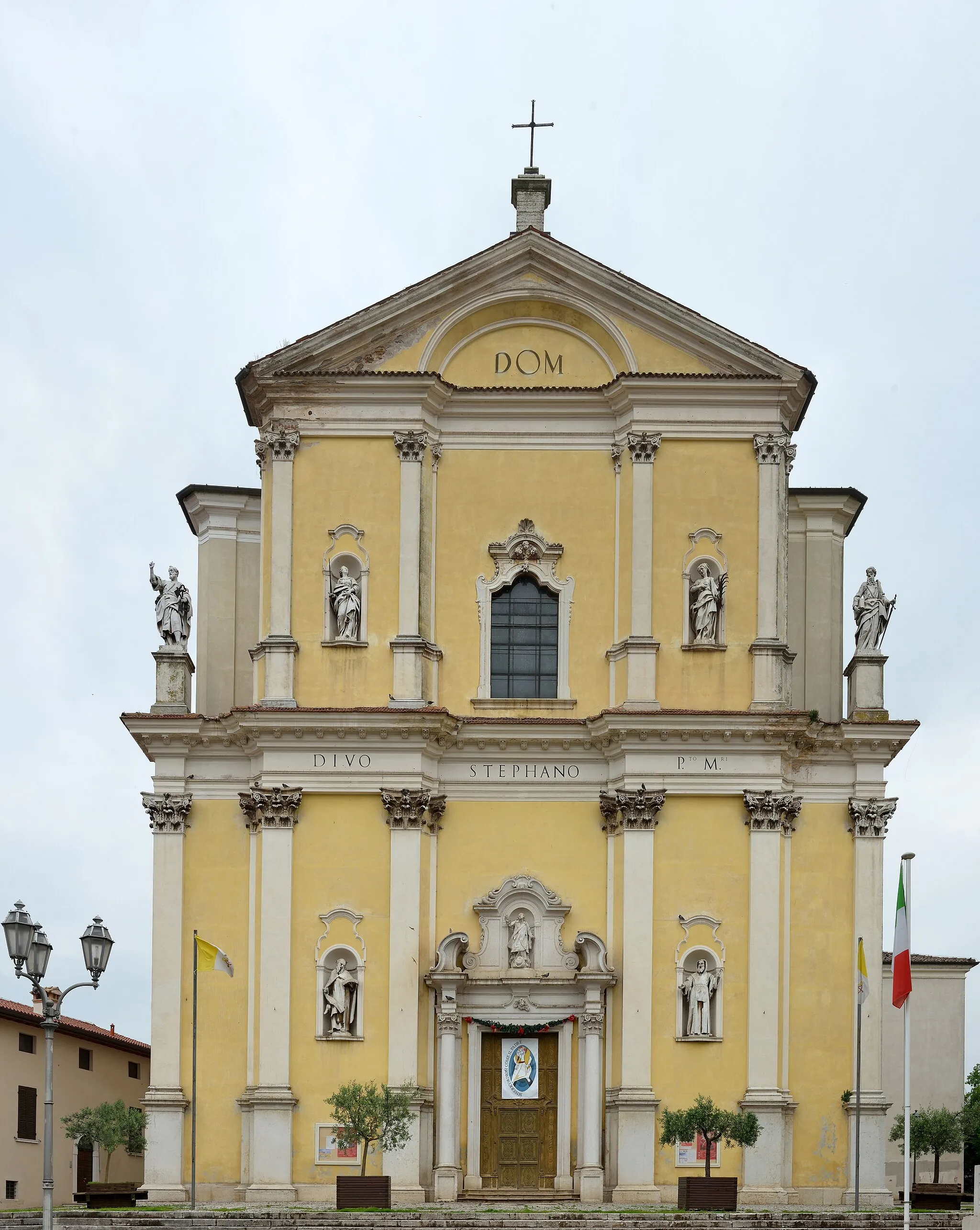 Photo showing: Parish church of Saint Steven in Bedizzole in Italy.