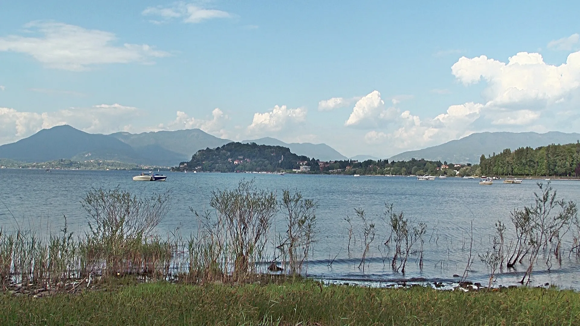 Photo showing: Ripresa effettuata dal confine di Ispra con Ranco, in riva al lago Maggiore, in data 1 maggio 2011.
