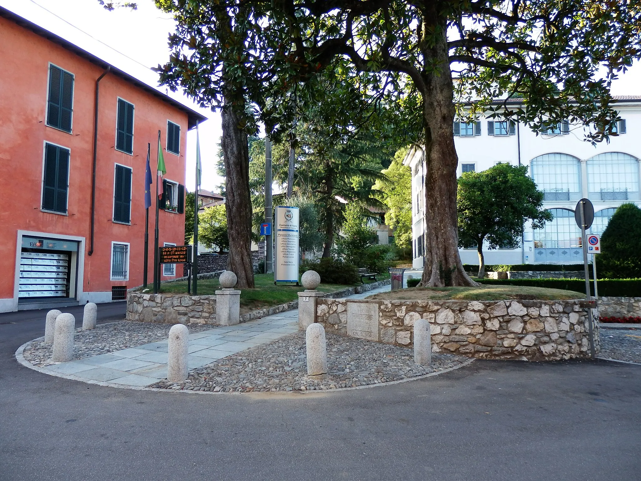 Photo showing: Municipality Palace. via Milite Ignoto, Ispra (Varese, Italy)