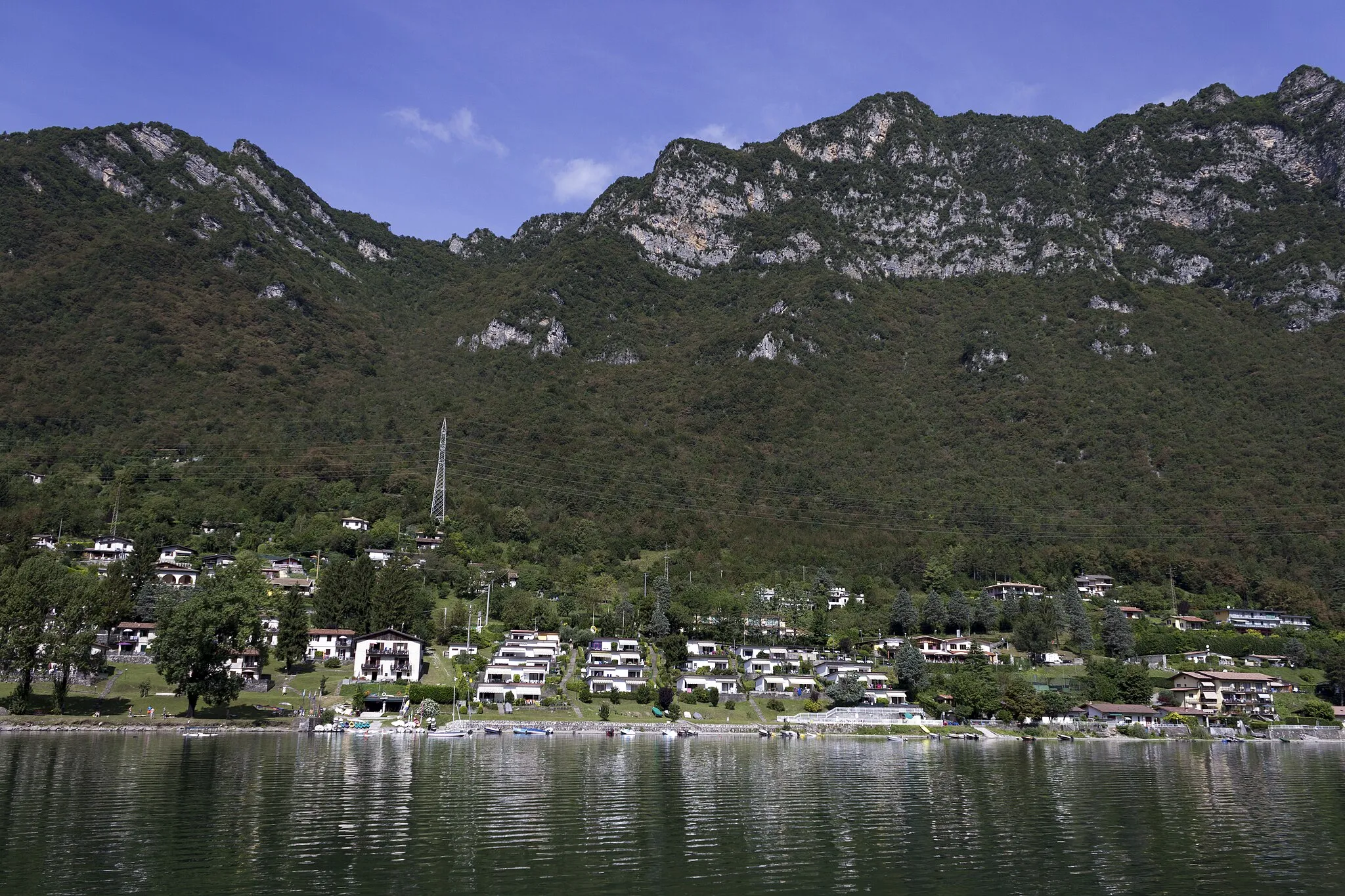 Photo showing: View on Tre Capitelli from lake Idro.