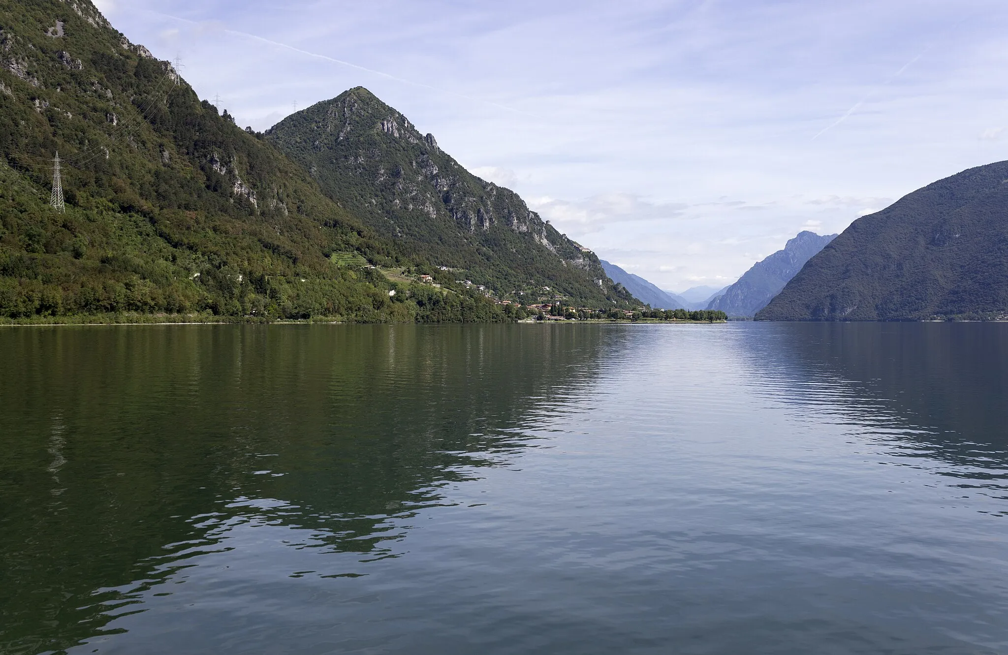 Photo showing: Mountains reflecting on lake Idro.